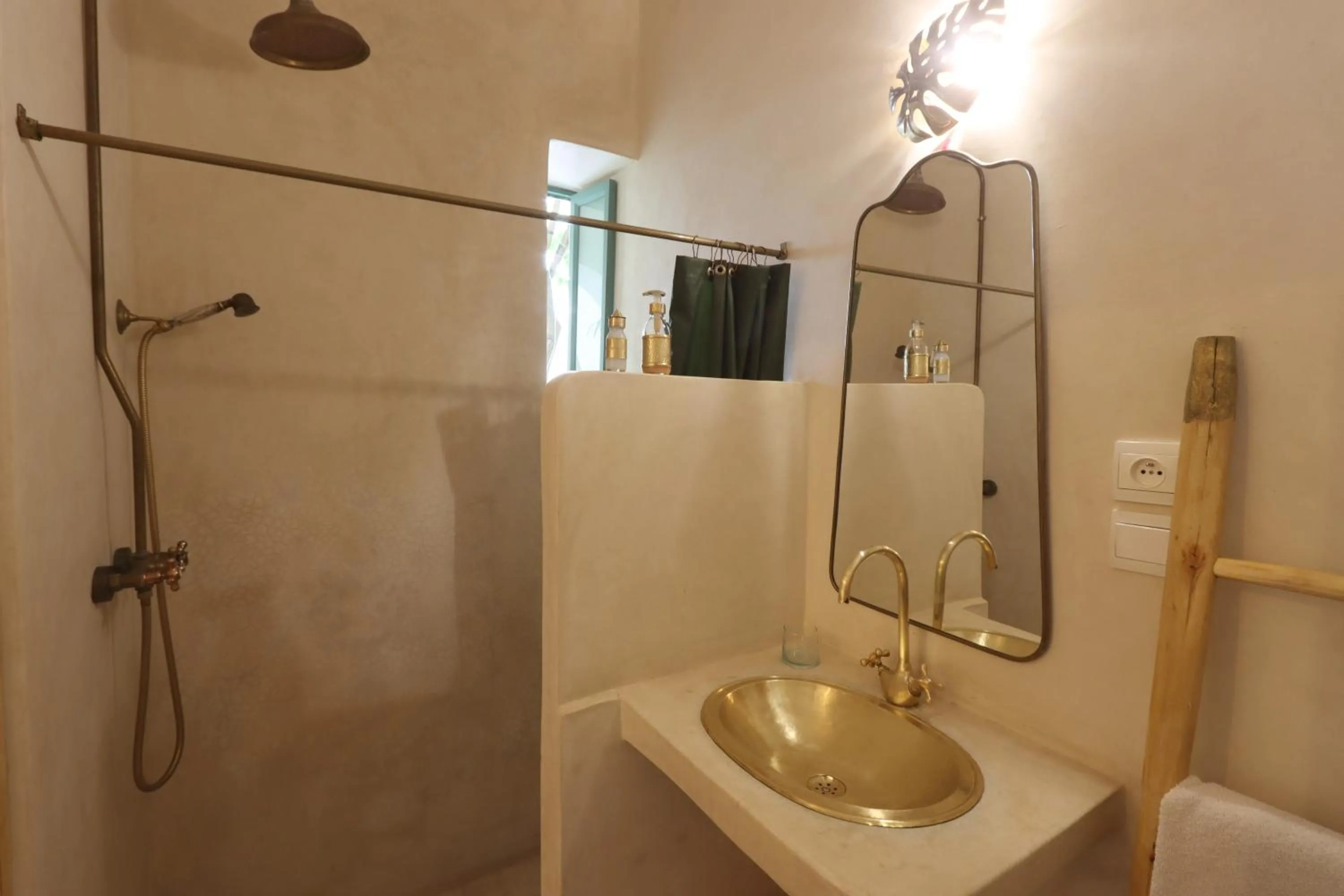 Shower in Riad NaaNaa Bed & Breakfast