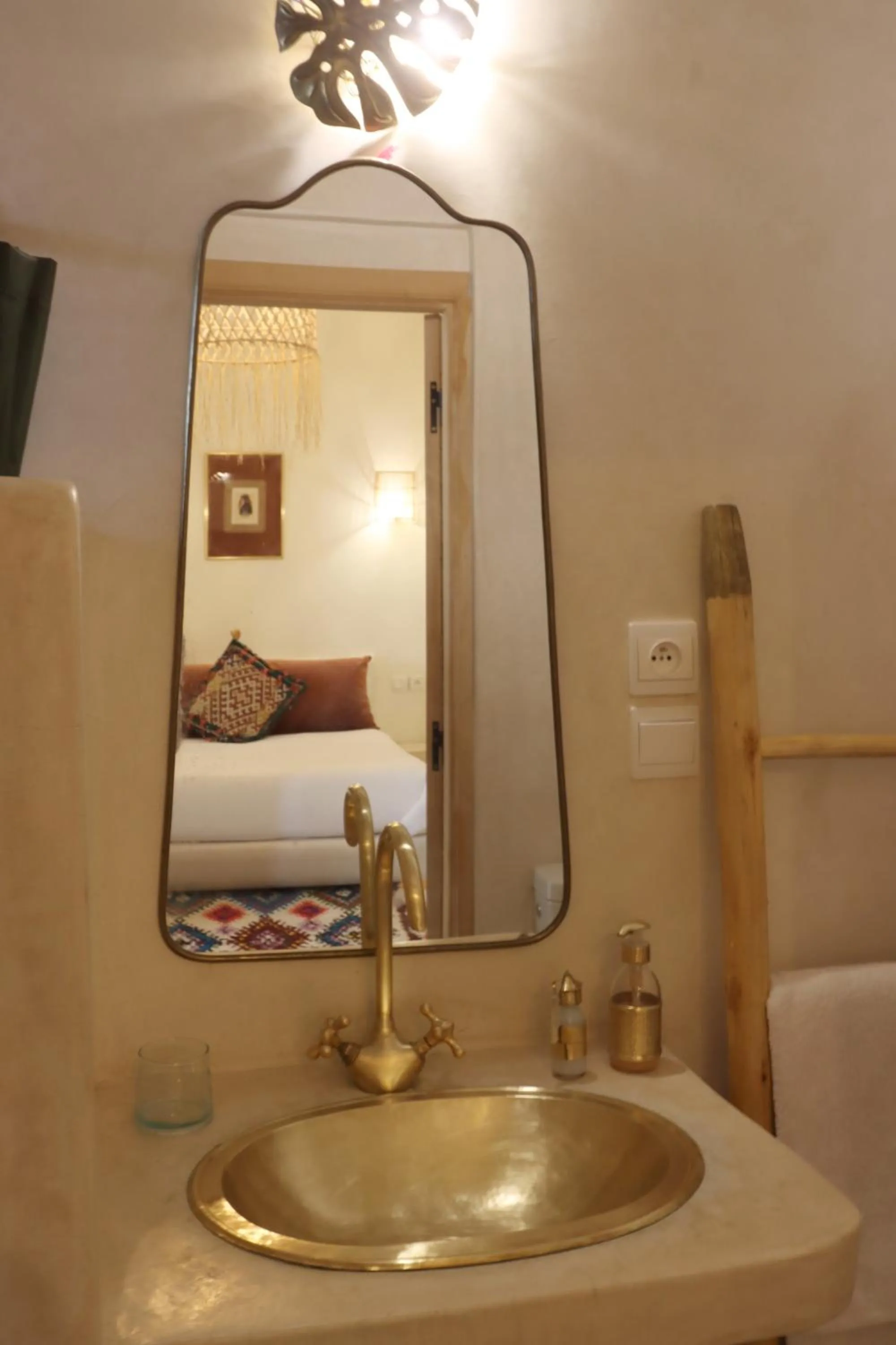 Shower, Bed in Riad NaaNaa Bed & Breakfast