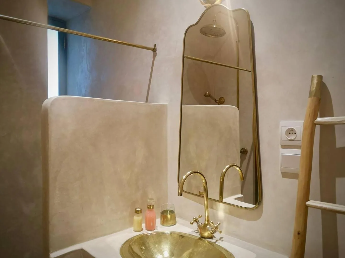Shower in Riad NaaNaa Bed & Breakfast