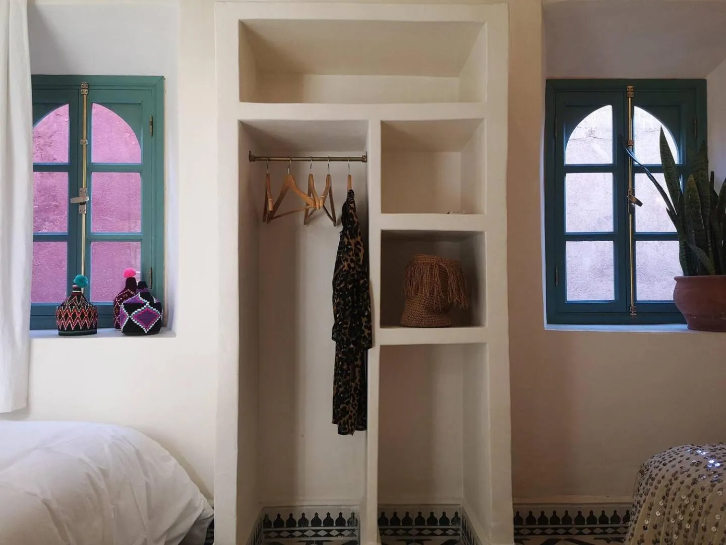 wardrobe in Riad NaaNaa Bed & Breakfast