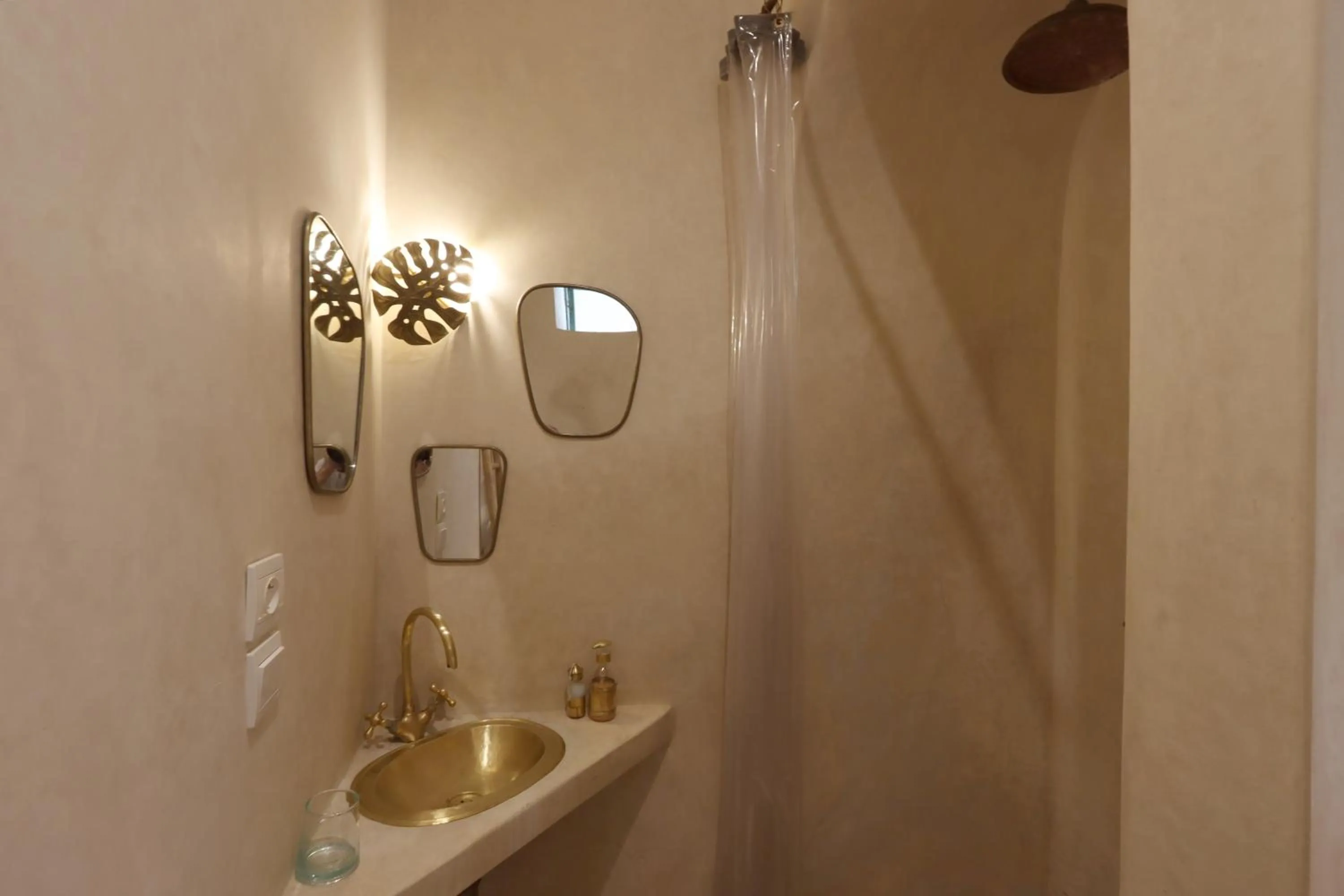 Shower in Riad NaaNaa Bed & Breakfast