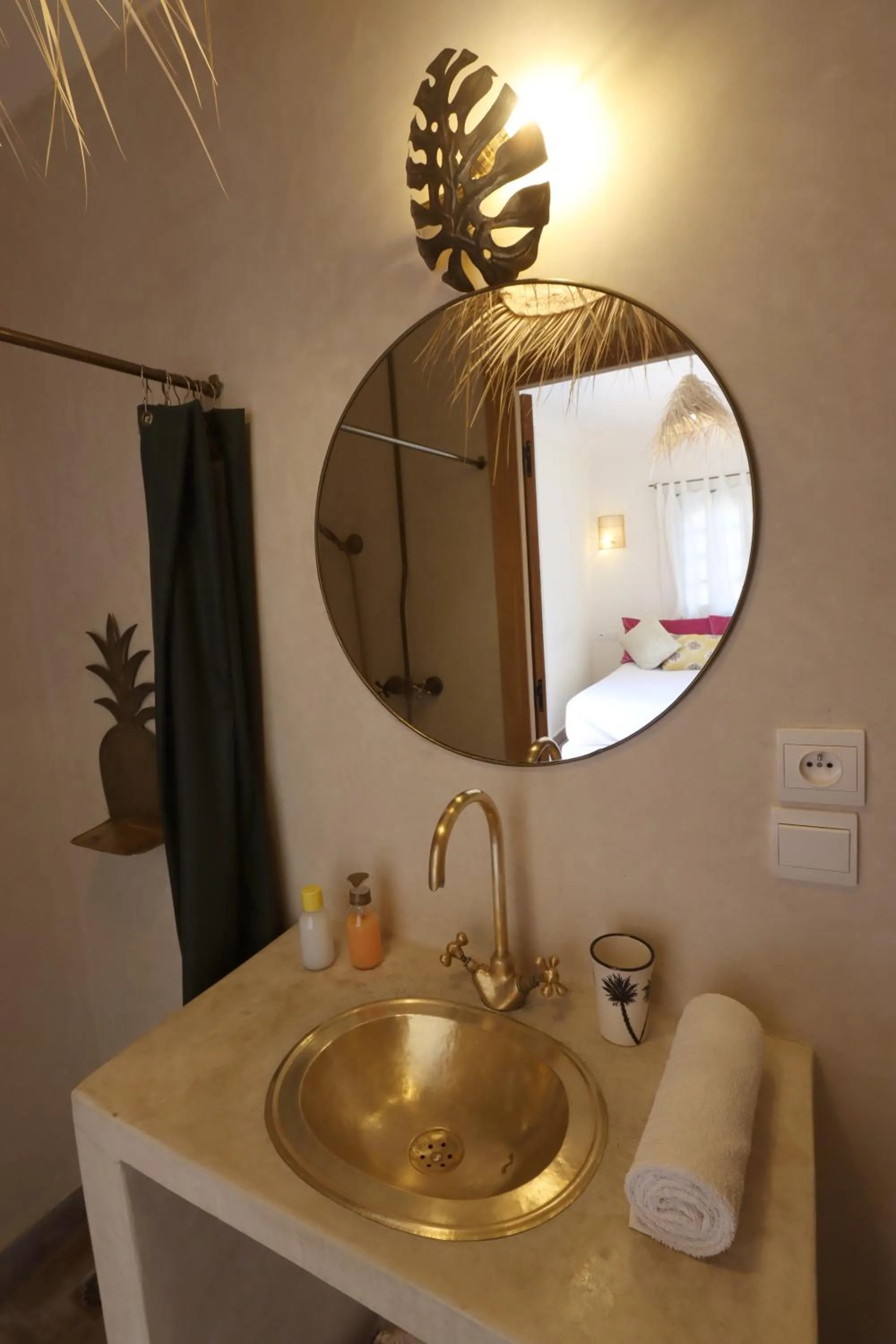 Shower in Riad NaaNaa Bed & Breakfast