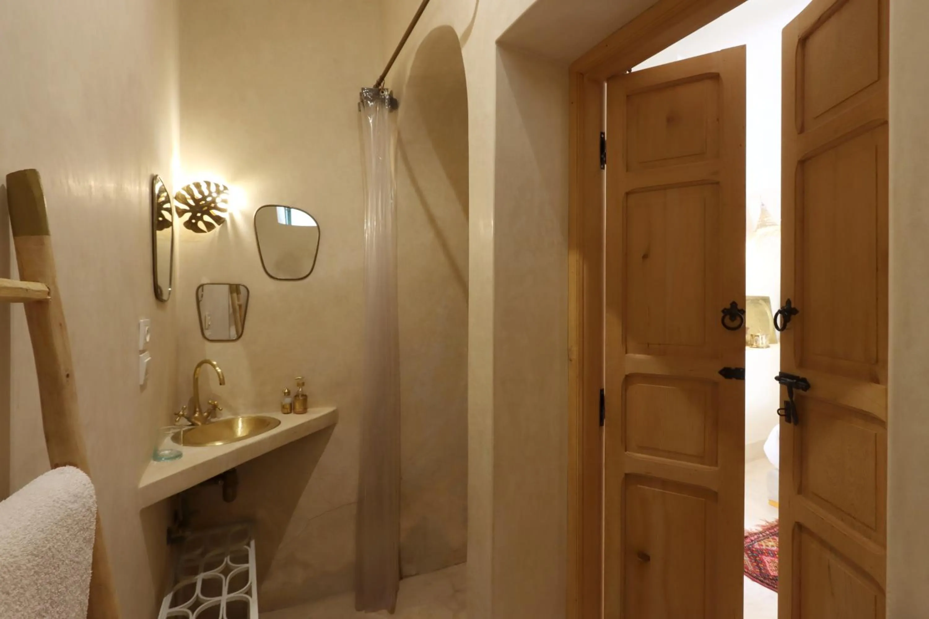 Shower in Riad NaaNaa Bed & Breakfast
