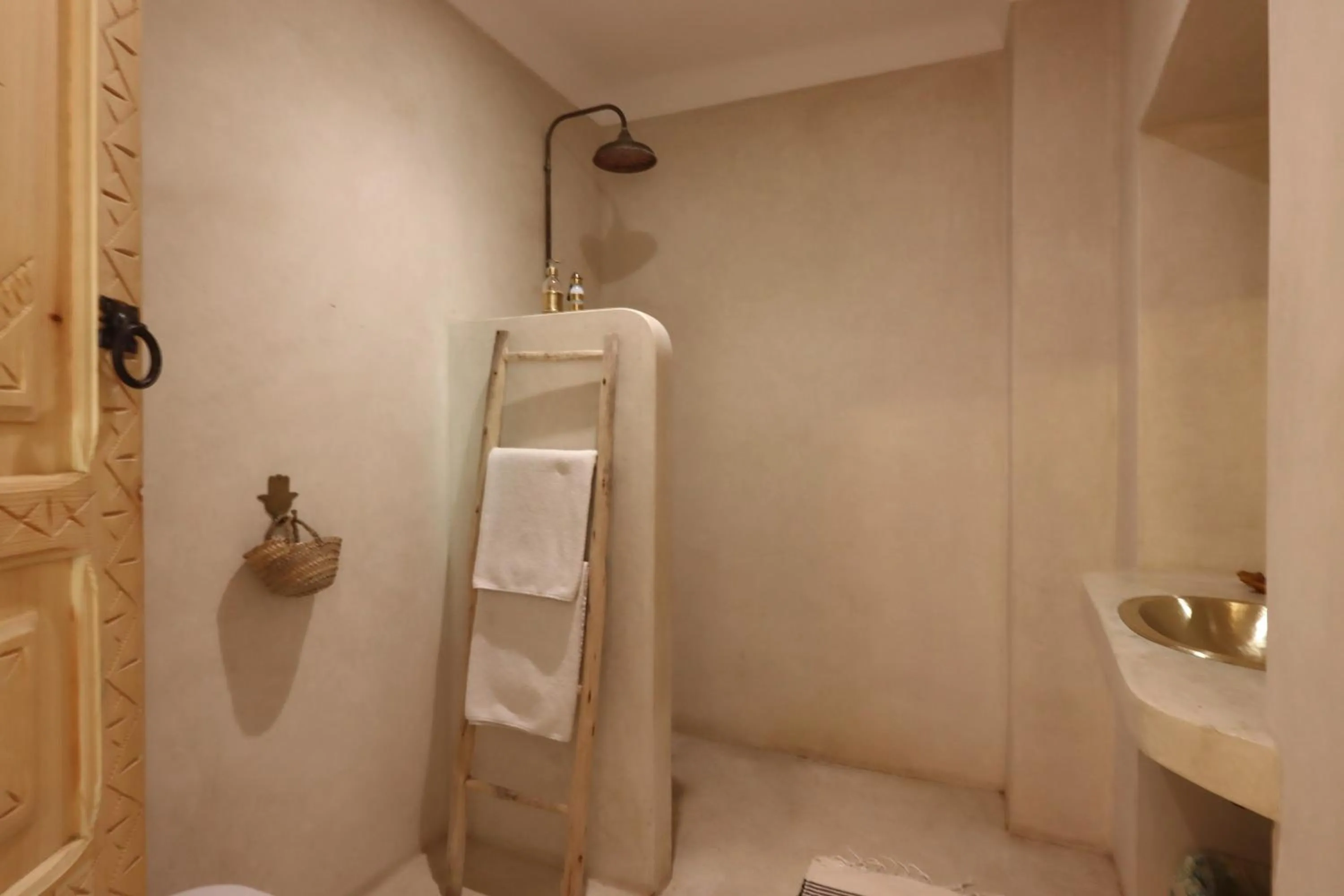 Shower in Riad NaaNaa Bed & Breakfast