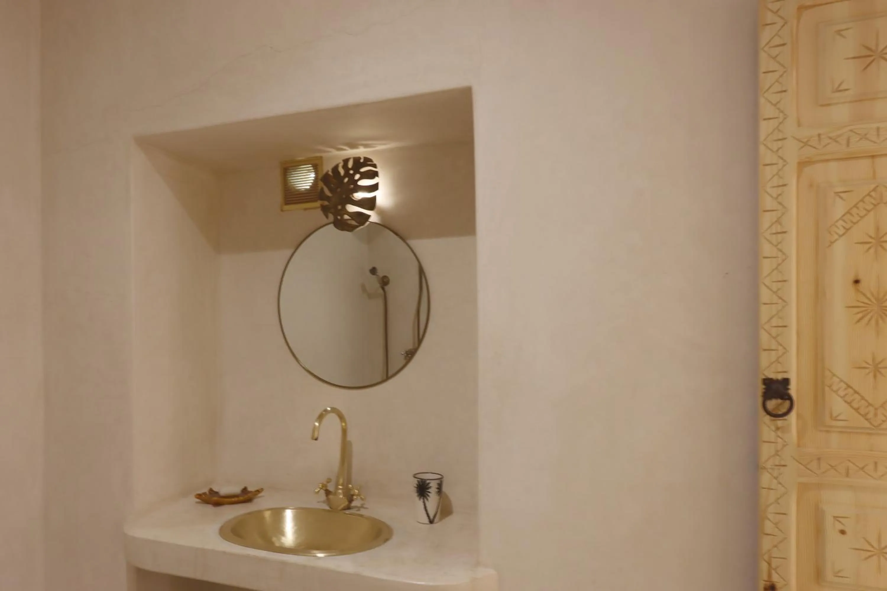 Shower in Riad NaaNaa Bed & Breakfast