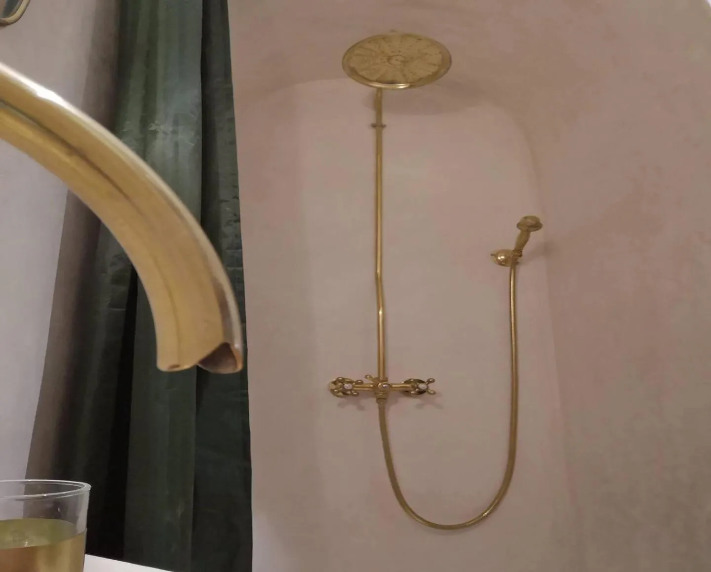 Shower in Riad NaaNaa Bed & Breakfast