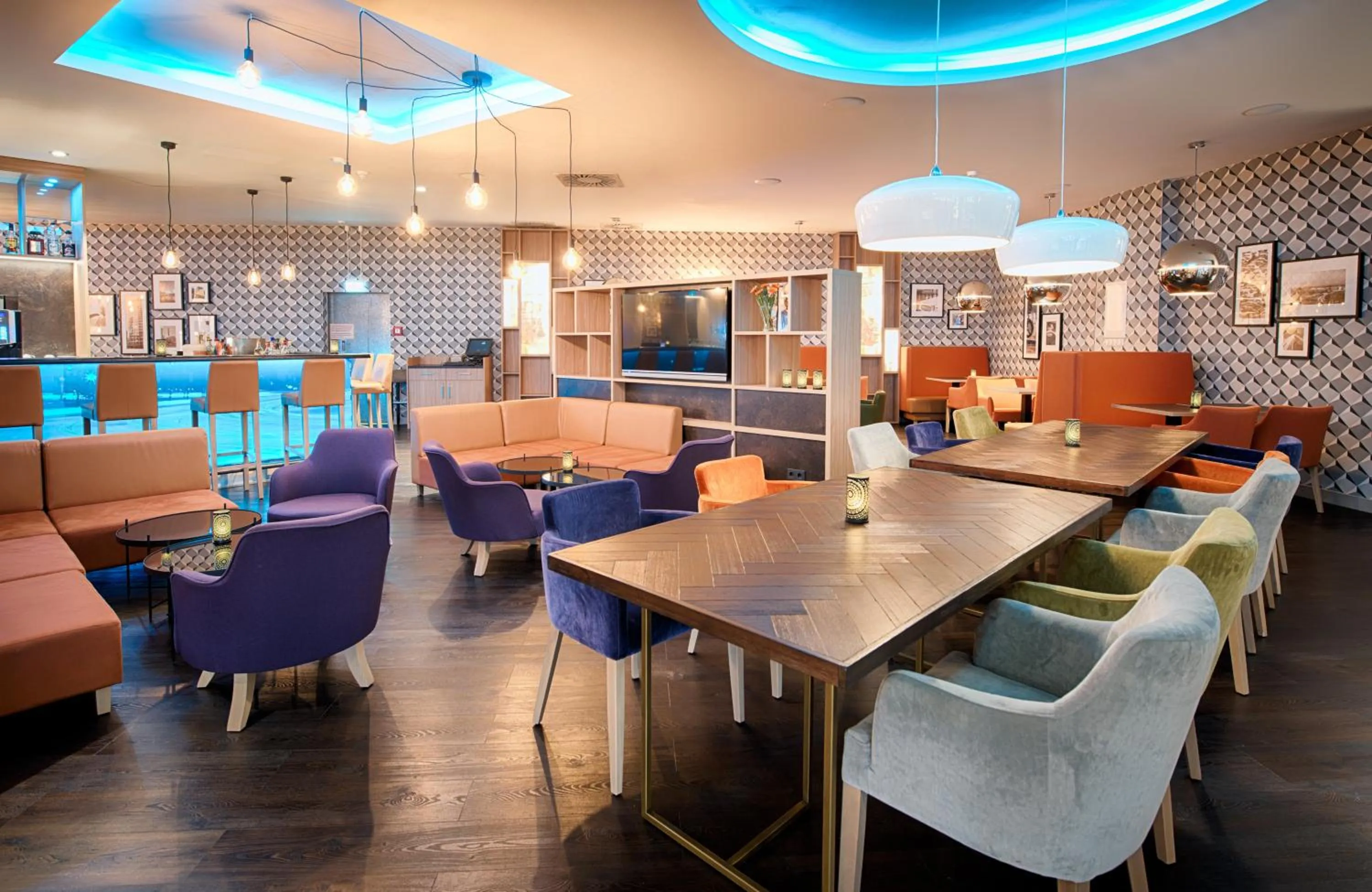 Lounge or bar in Leonardo Hotel Wolfsburg City Center