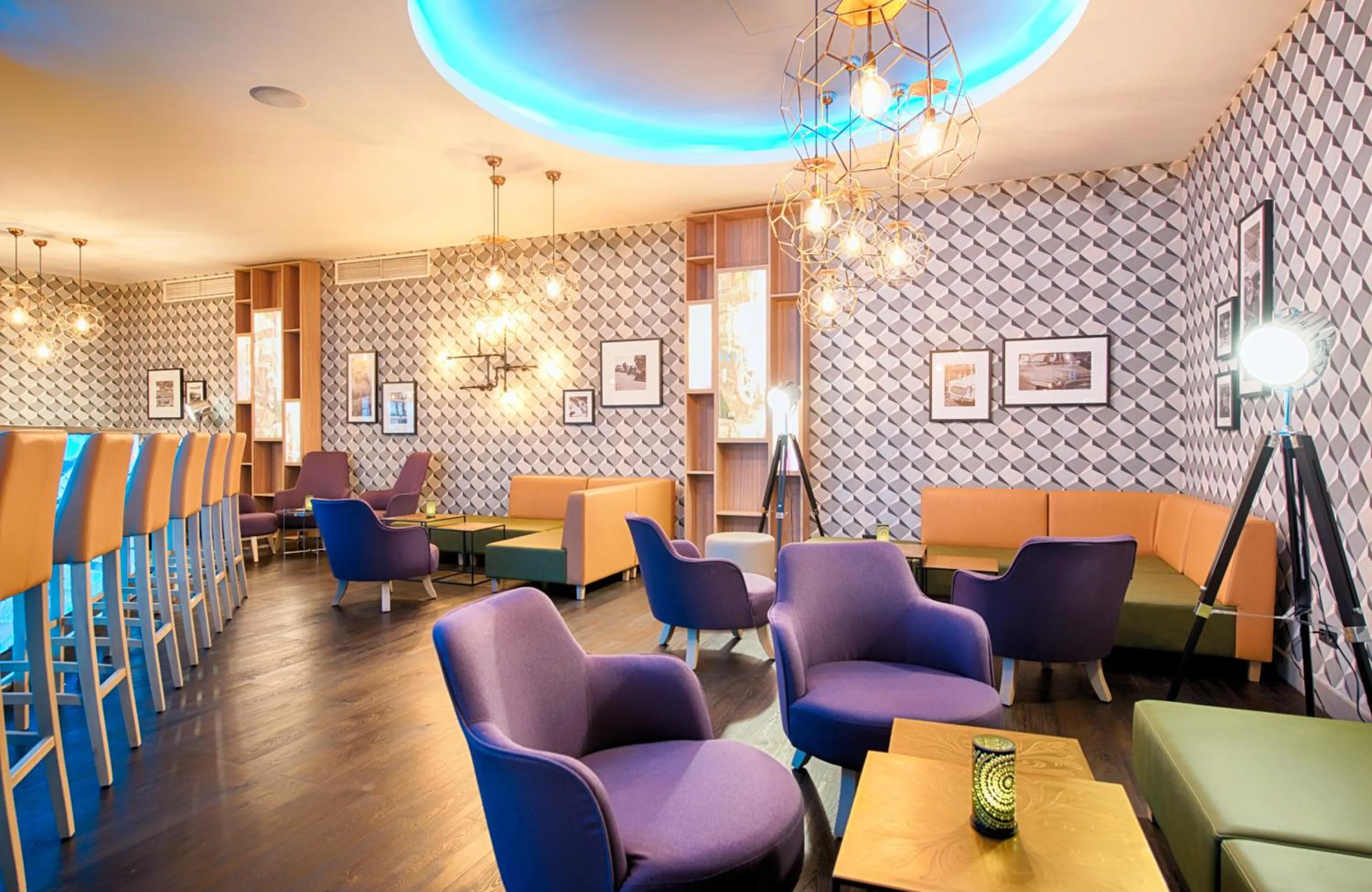 Lounge or bar in Leonardo Hotel Wolfsburg City Center