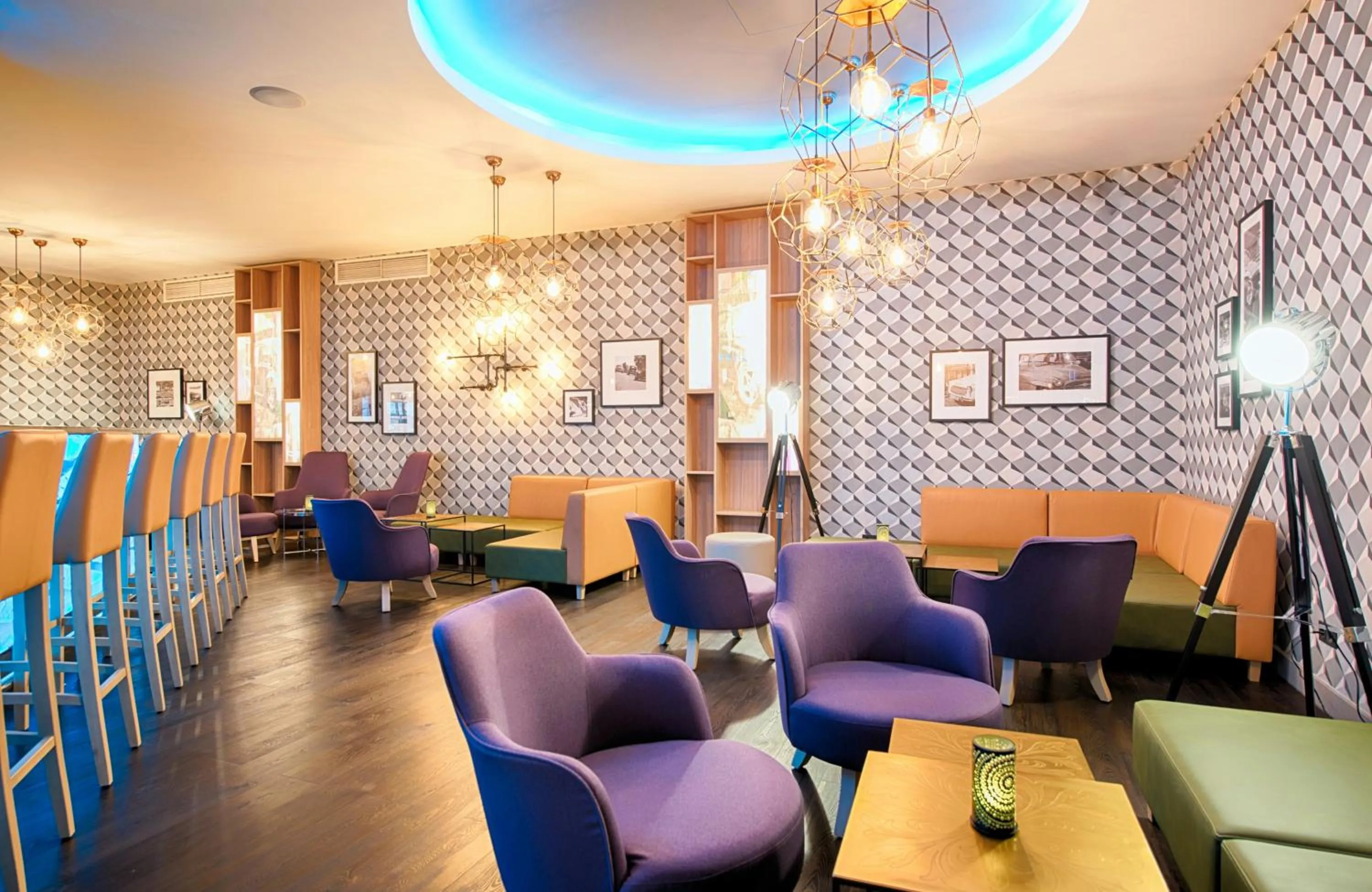 Lounge or bar in Leonardo Hotel Wolfsburg City Center