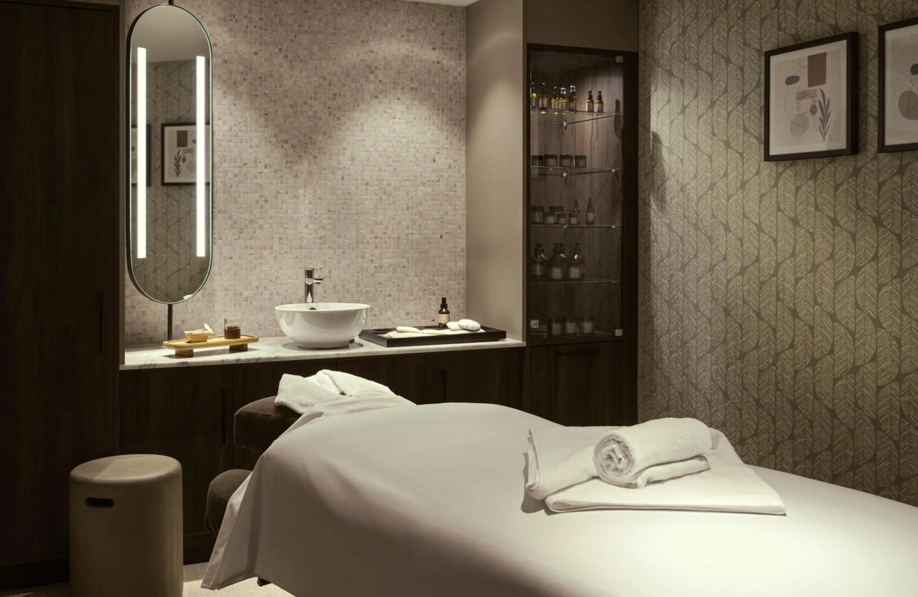 Spa and wellness centre/facilities, Bed in Leonardo Royal Hotel Baden- Baden