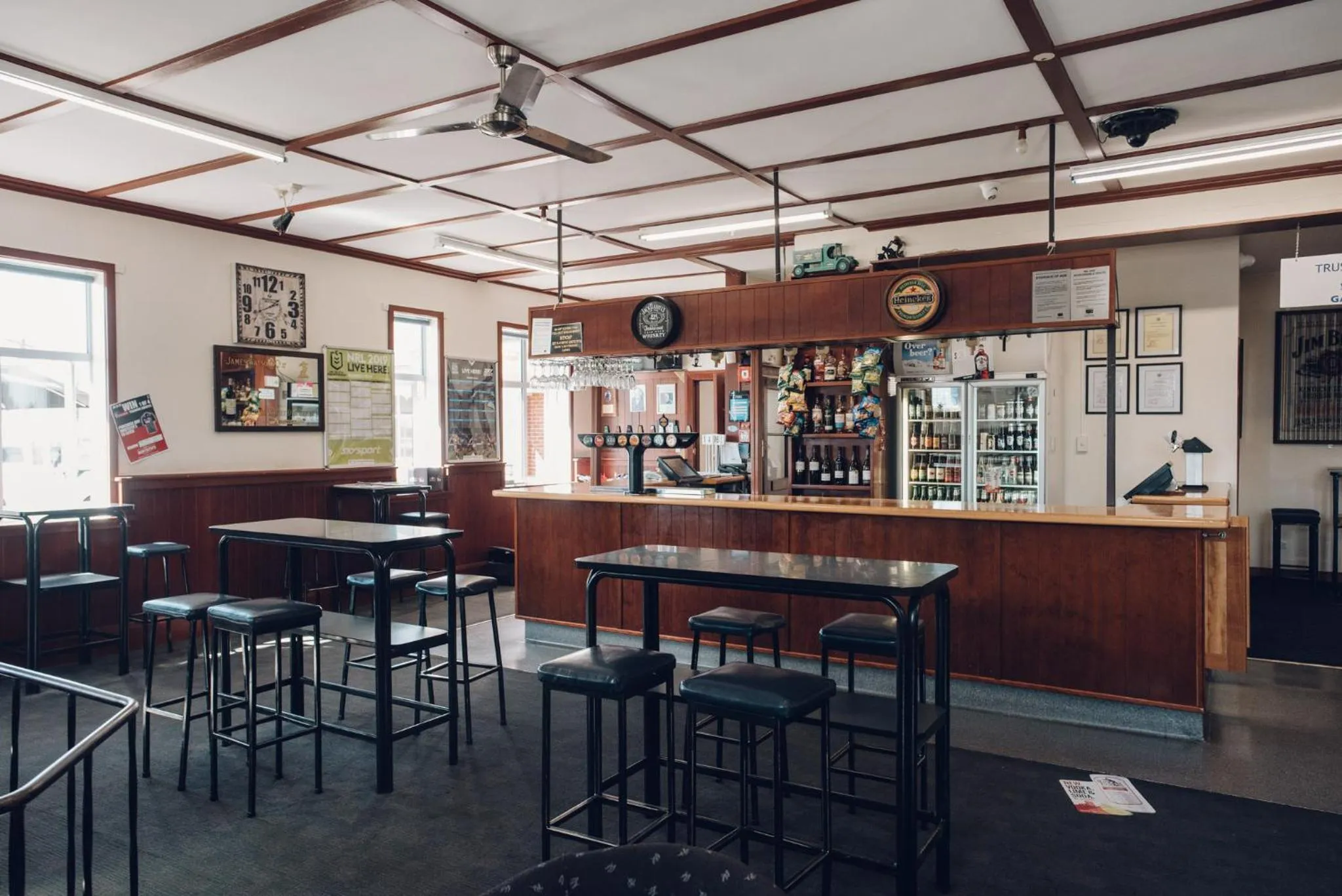 Restaurant/places to eat in Makikihi Country Hotel