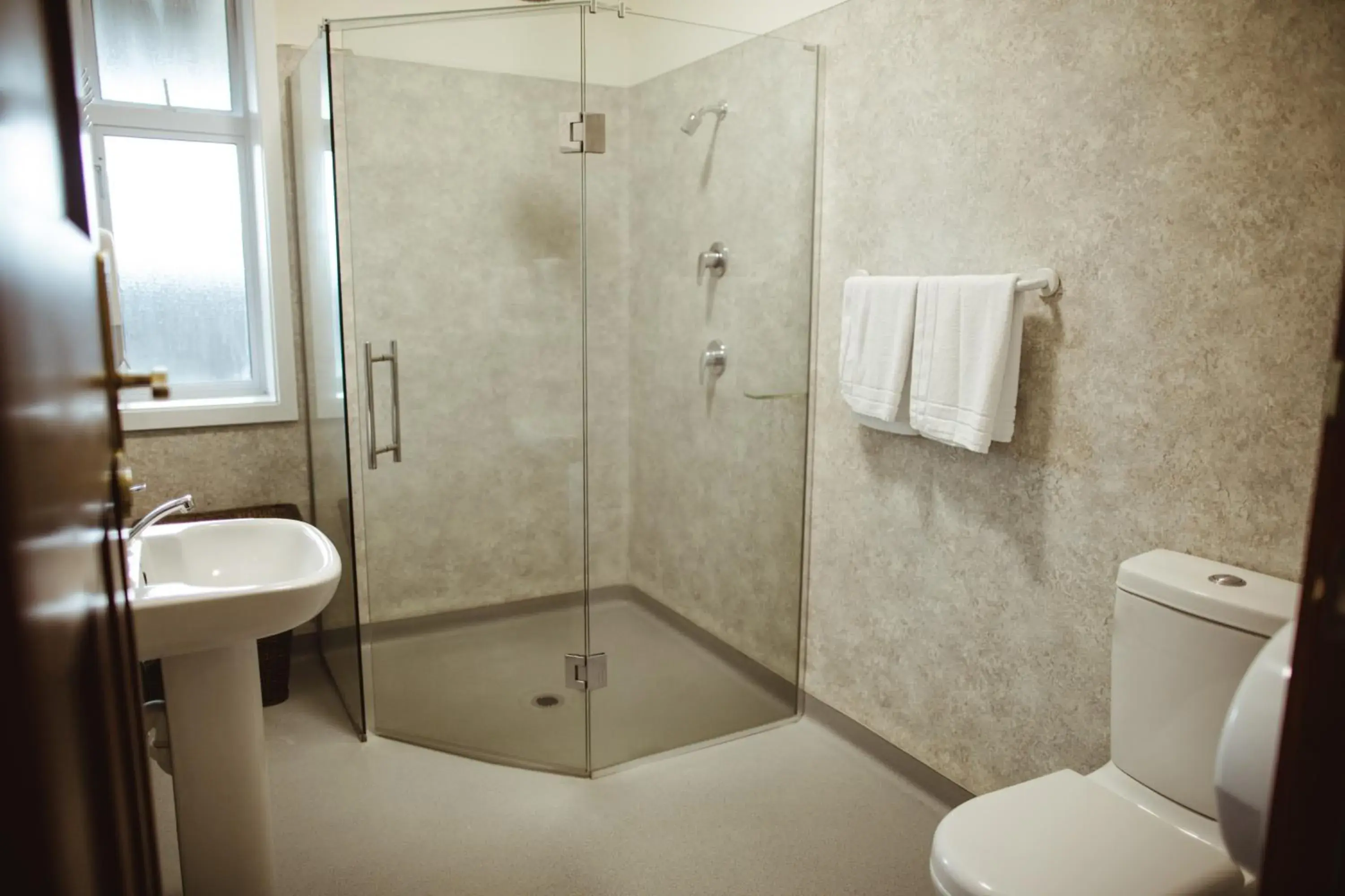 Standard Double Room with Shared Bathroom - single occupancy in Makikihi Country Hotel Standard Double Room with Shared Bathroom - single occupancy in Makikihi Country Hotel