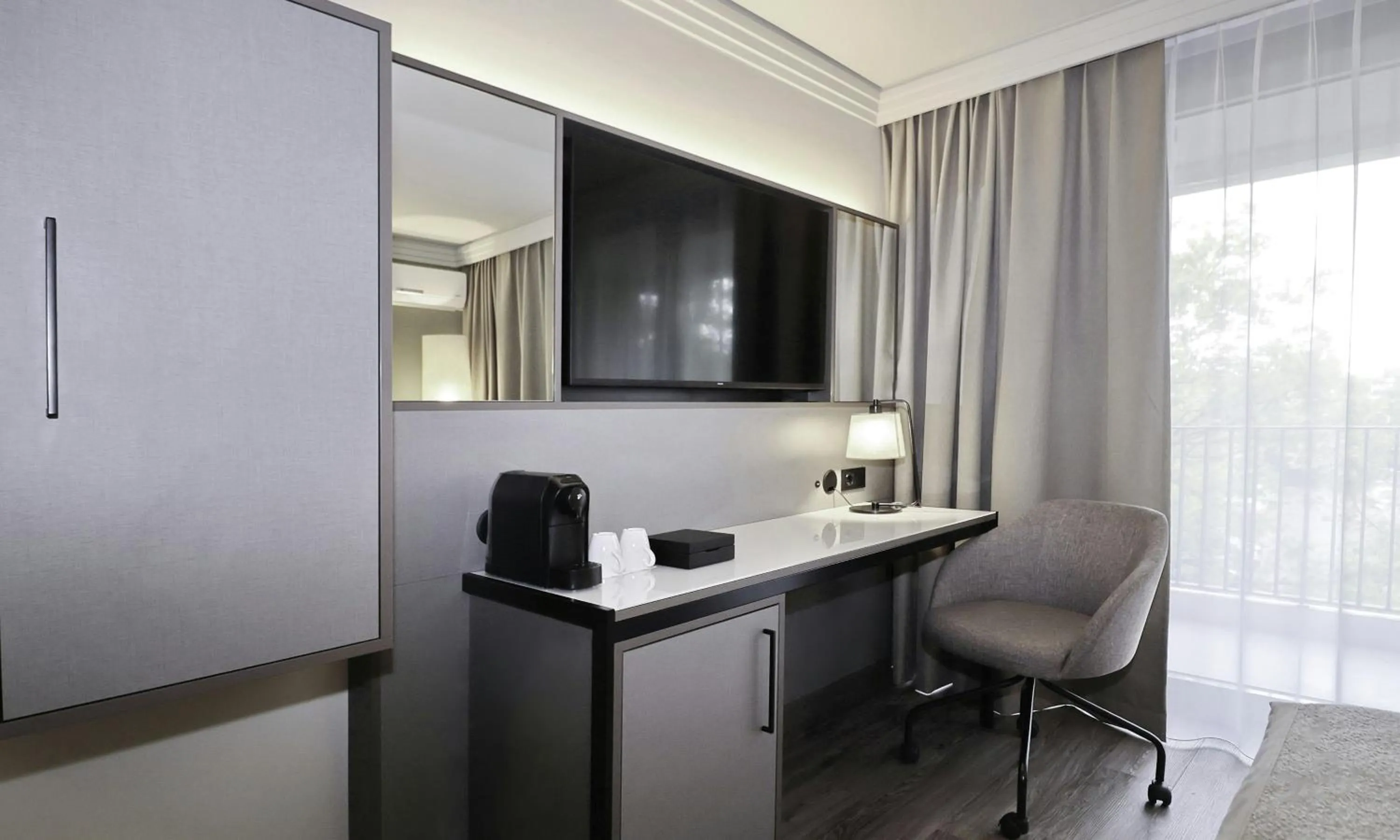 Photo of the whole room in Leonardo Hotel Hannover