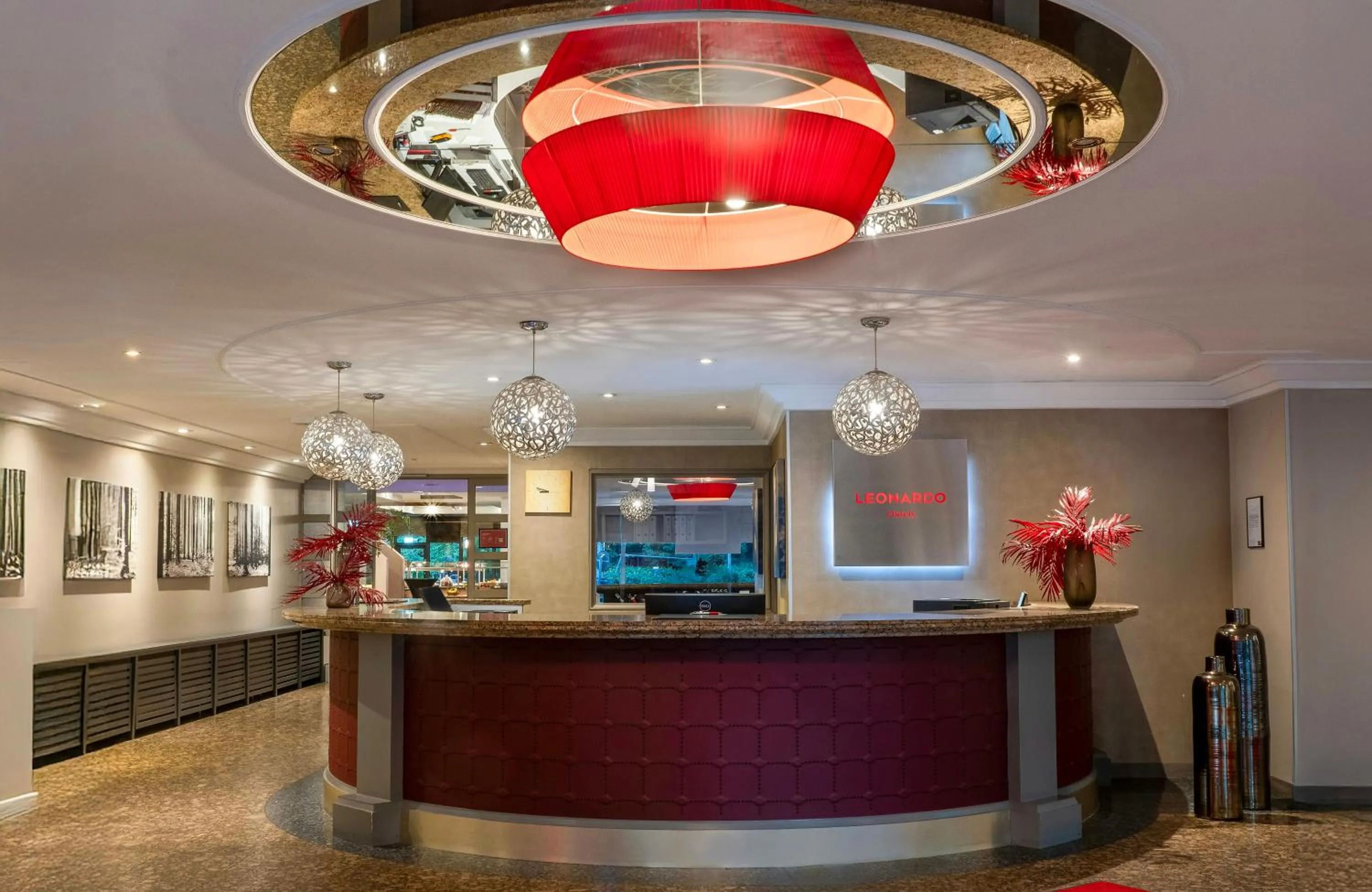 Lobby or reception in Leonardo Hotel Hannover