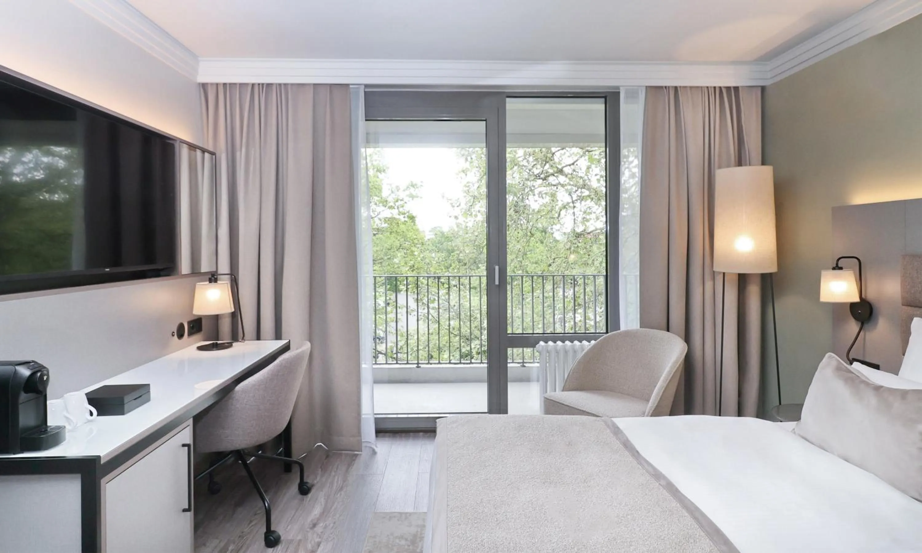 Photo of the whole room, Bed in Leonardo Hotel Hannover