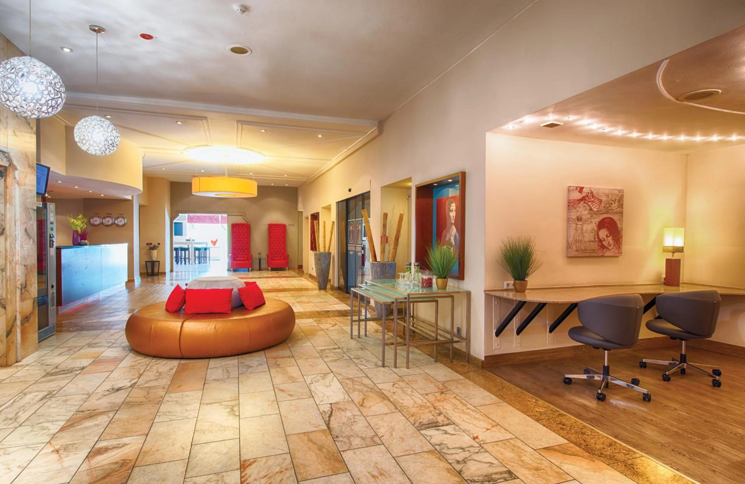 Lobby or reception in Leonardo Hotel Karlsruhe