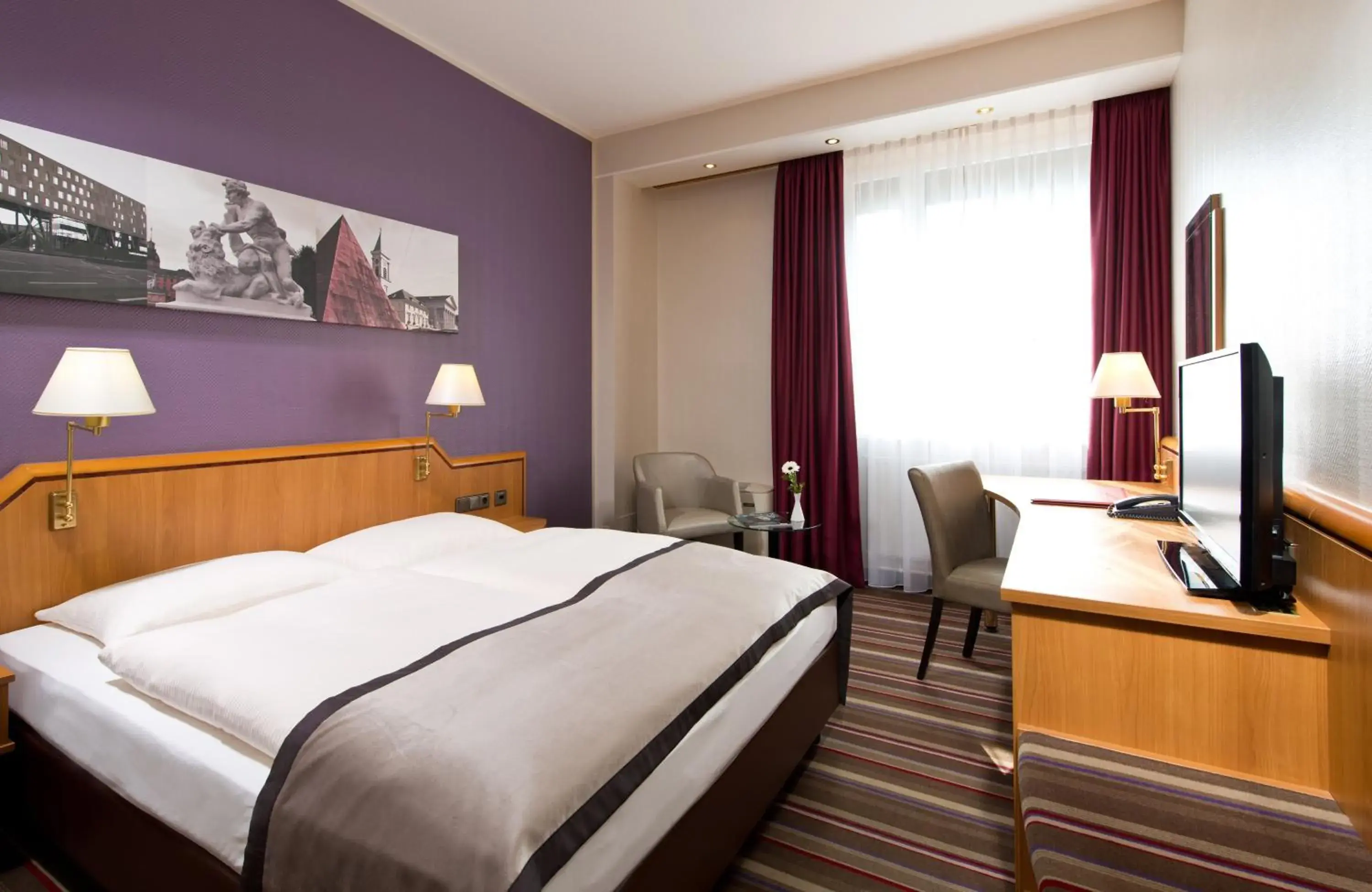 Photo of the whole room, Bed in Leonardo Hotel Karlsruhe Photo of the whole room, Bed in Leonardo Hotel Karlsruhe