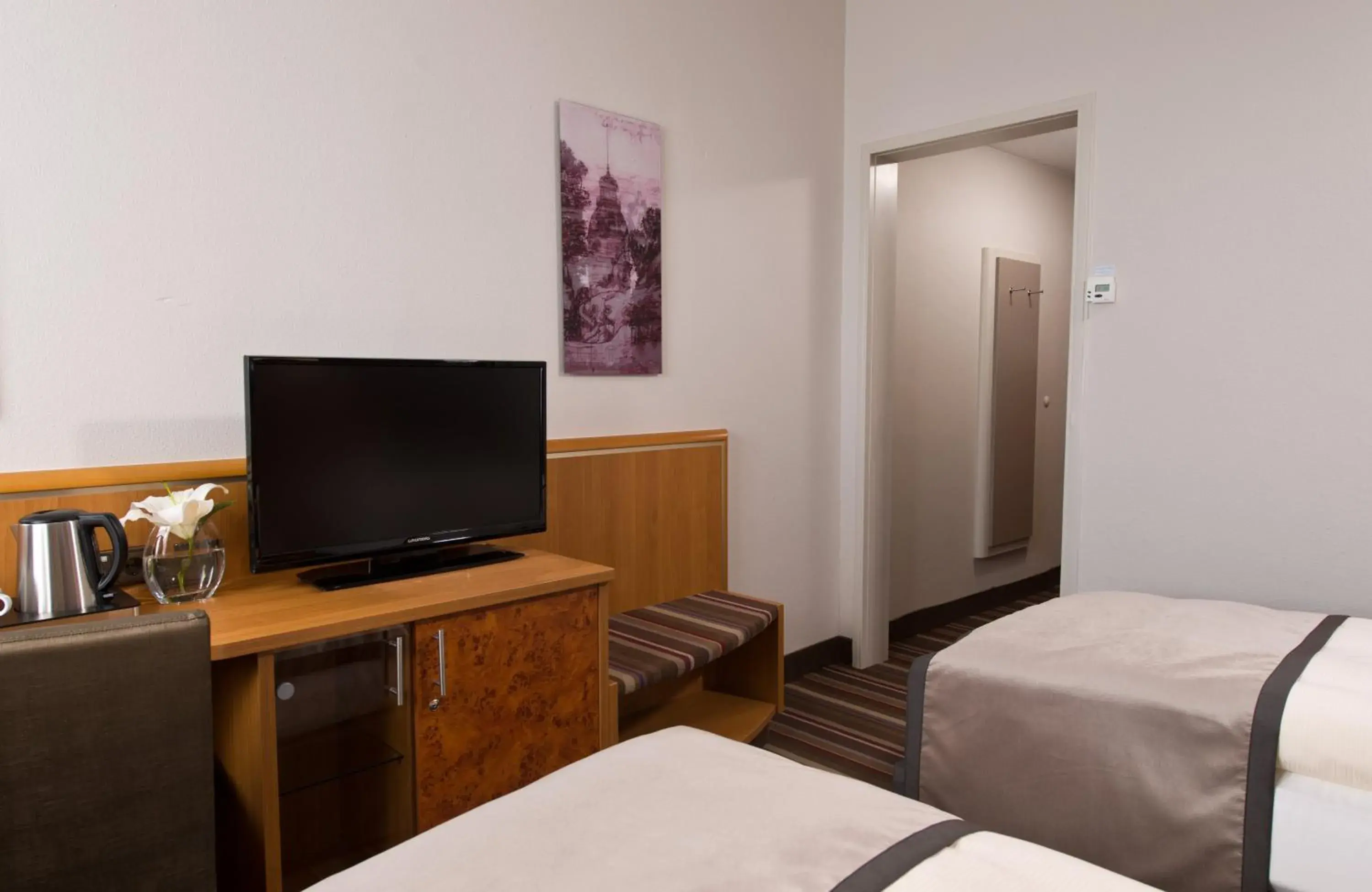 Photo of the whole room, Bed in Leonardo Hotel Karlsruhe Photo of the whole room, Bed in Leonardo Hotel Karlsruhe