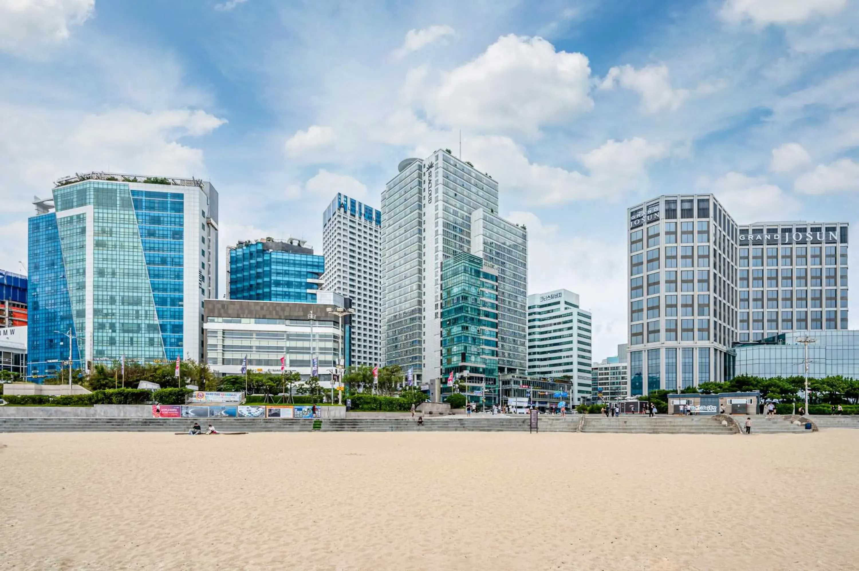 Property building in Haeundae Seacloud Hotel Residence Property building in Haeundae Seacloud Hotel Residence