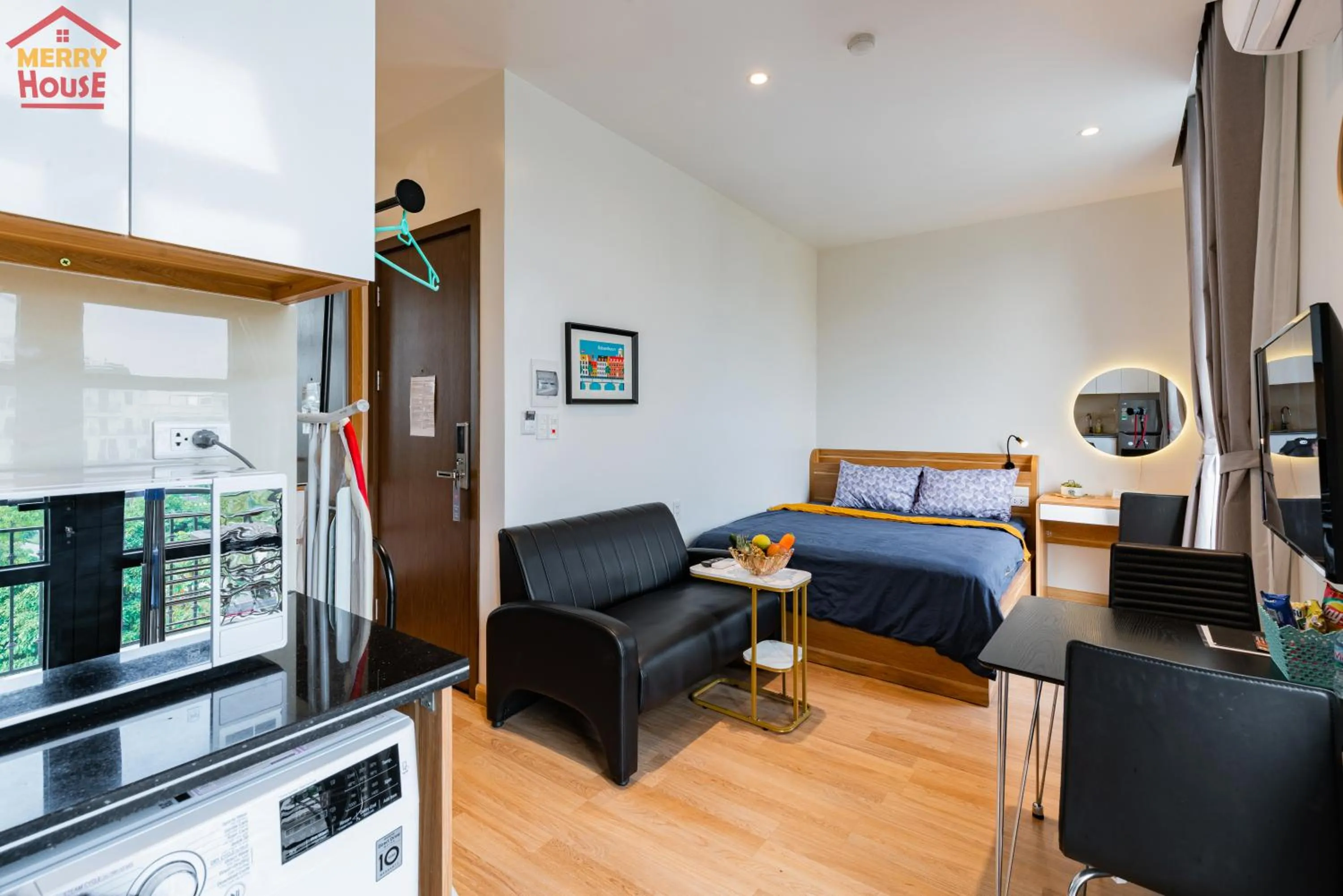 Photo of the whole room, Bed in Merry House Imperia