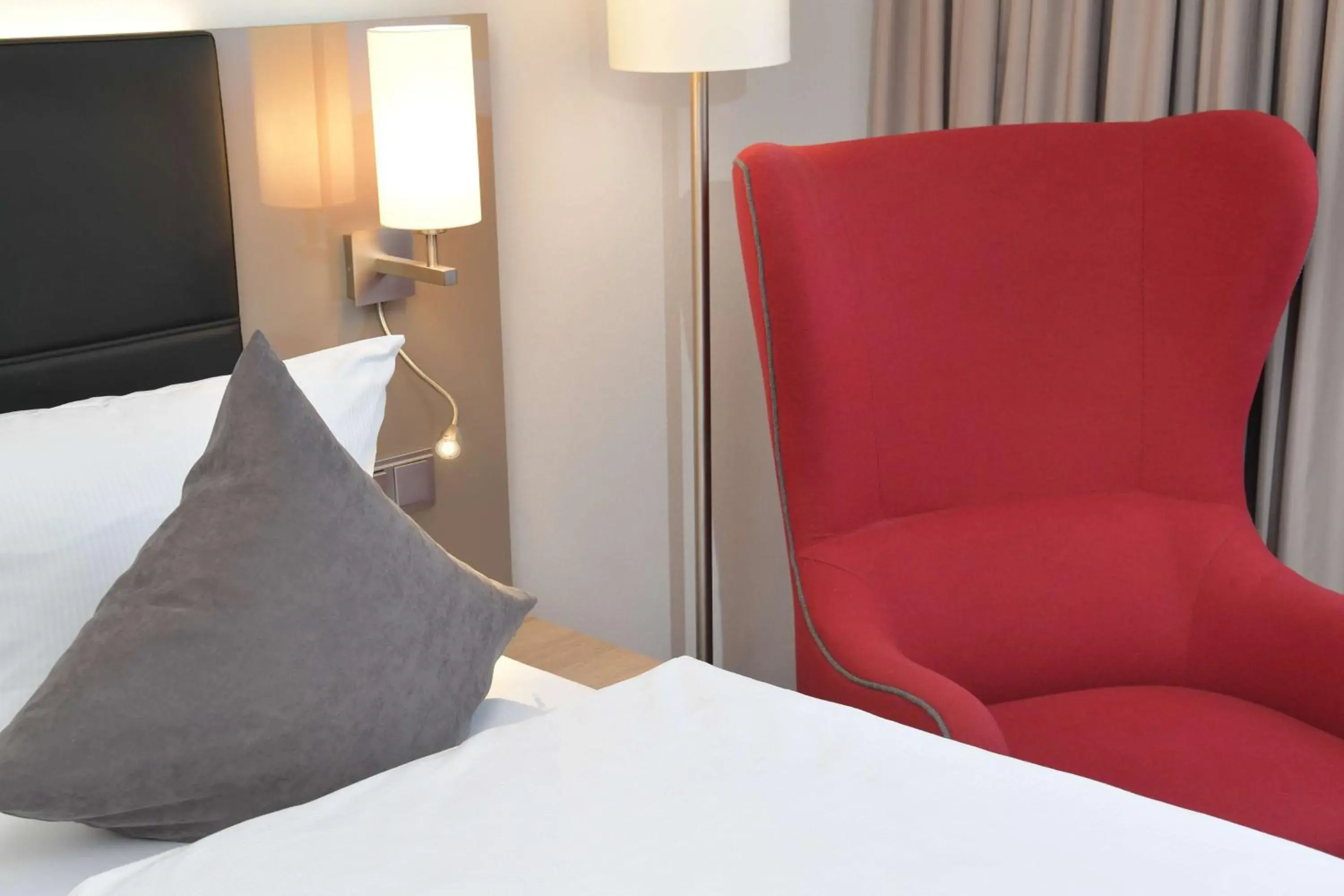 Bedroom, Bed in Best Western Queens Hotel Pforzheim-Niefern Bedroom, Bed in Best Western Queens Hotel Pforzheim-Niefern