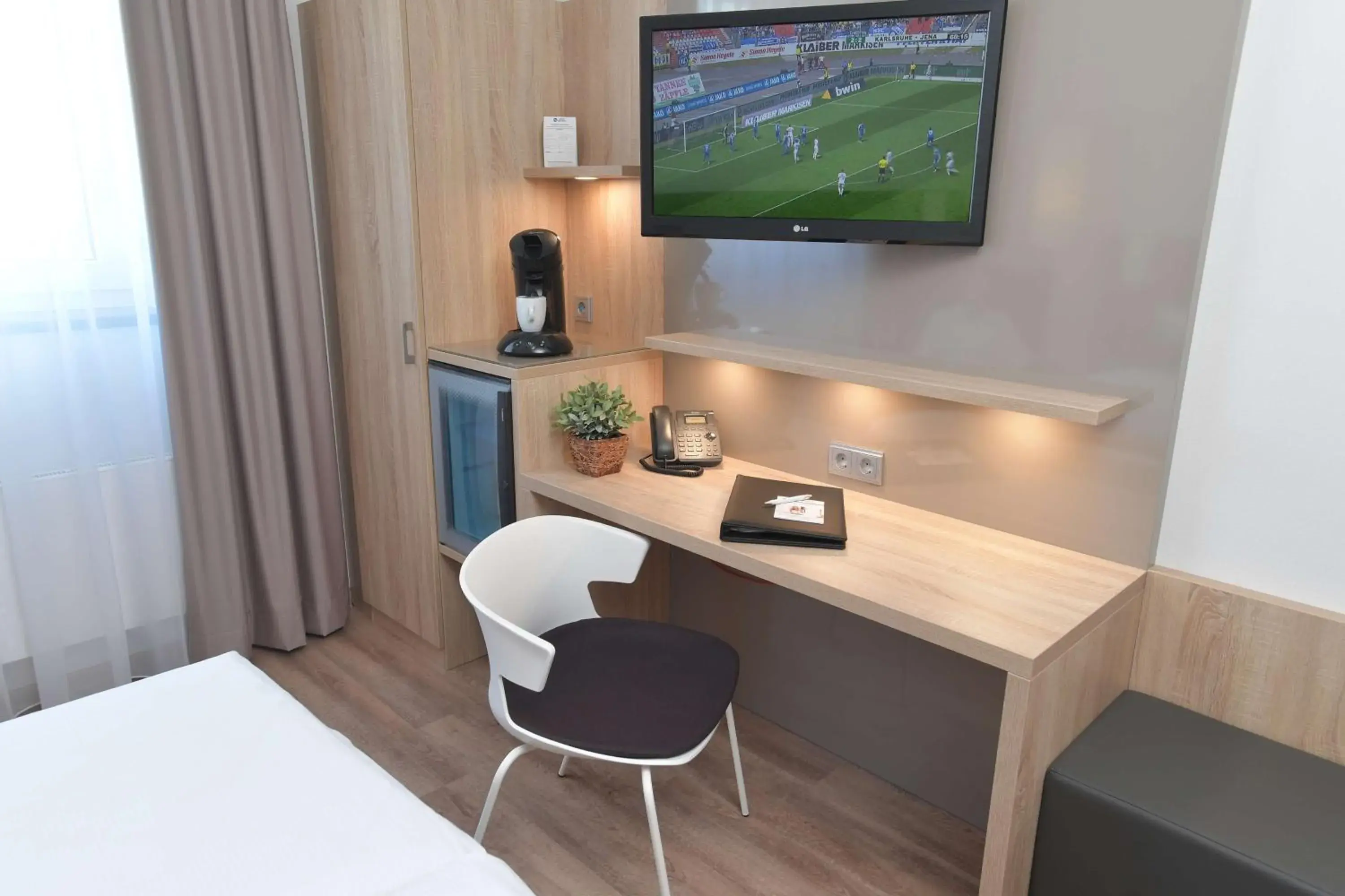 TV and multimedia, Bed in Best Western Queens Hotel Pforzheim-Niefern TV and multimedia, Bed in Best Western Queens Hotel Pforzheim-Niefern