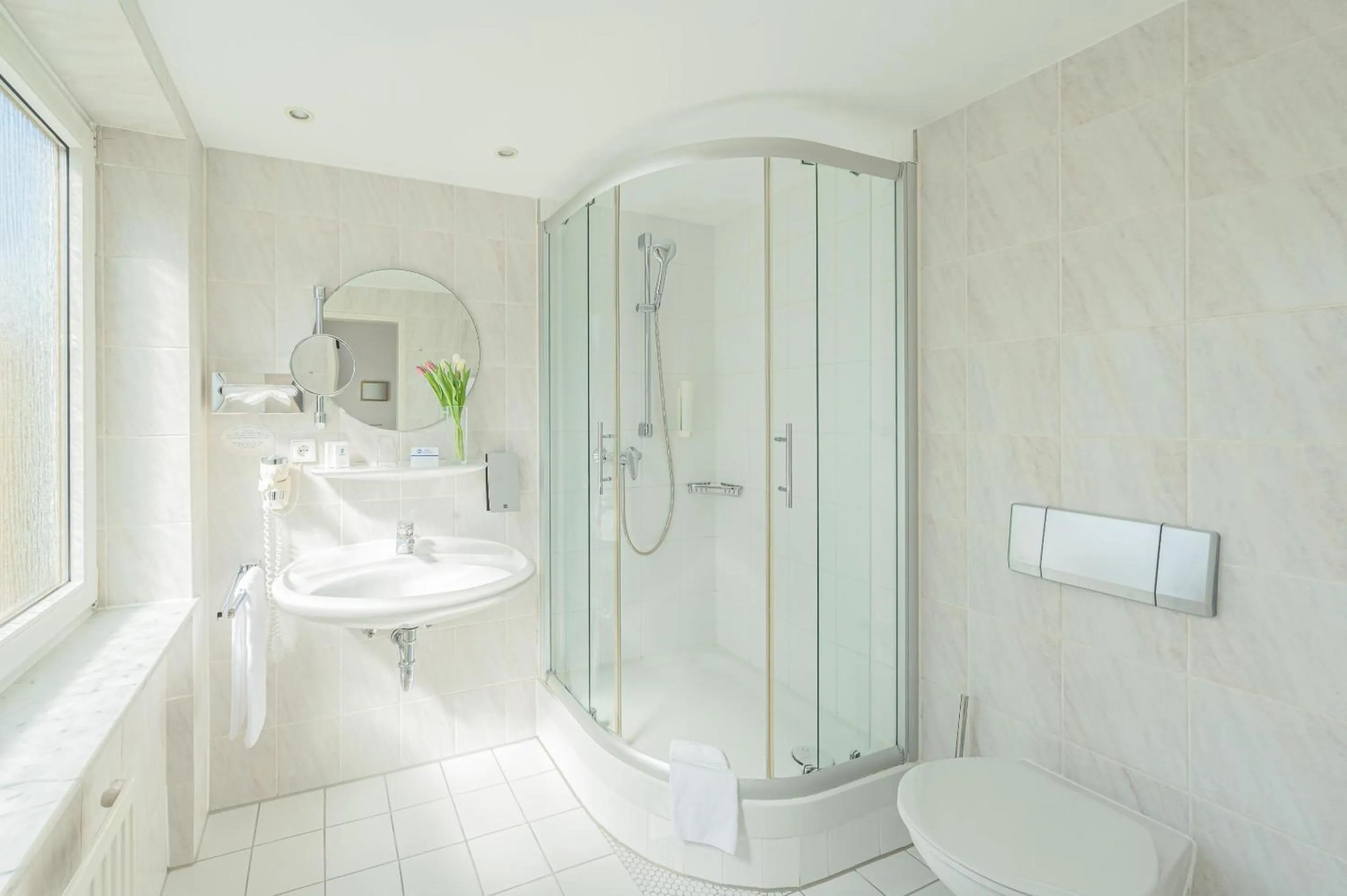 Bathroom in Best Western Queens Hotel Pforzheim-Niefern