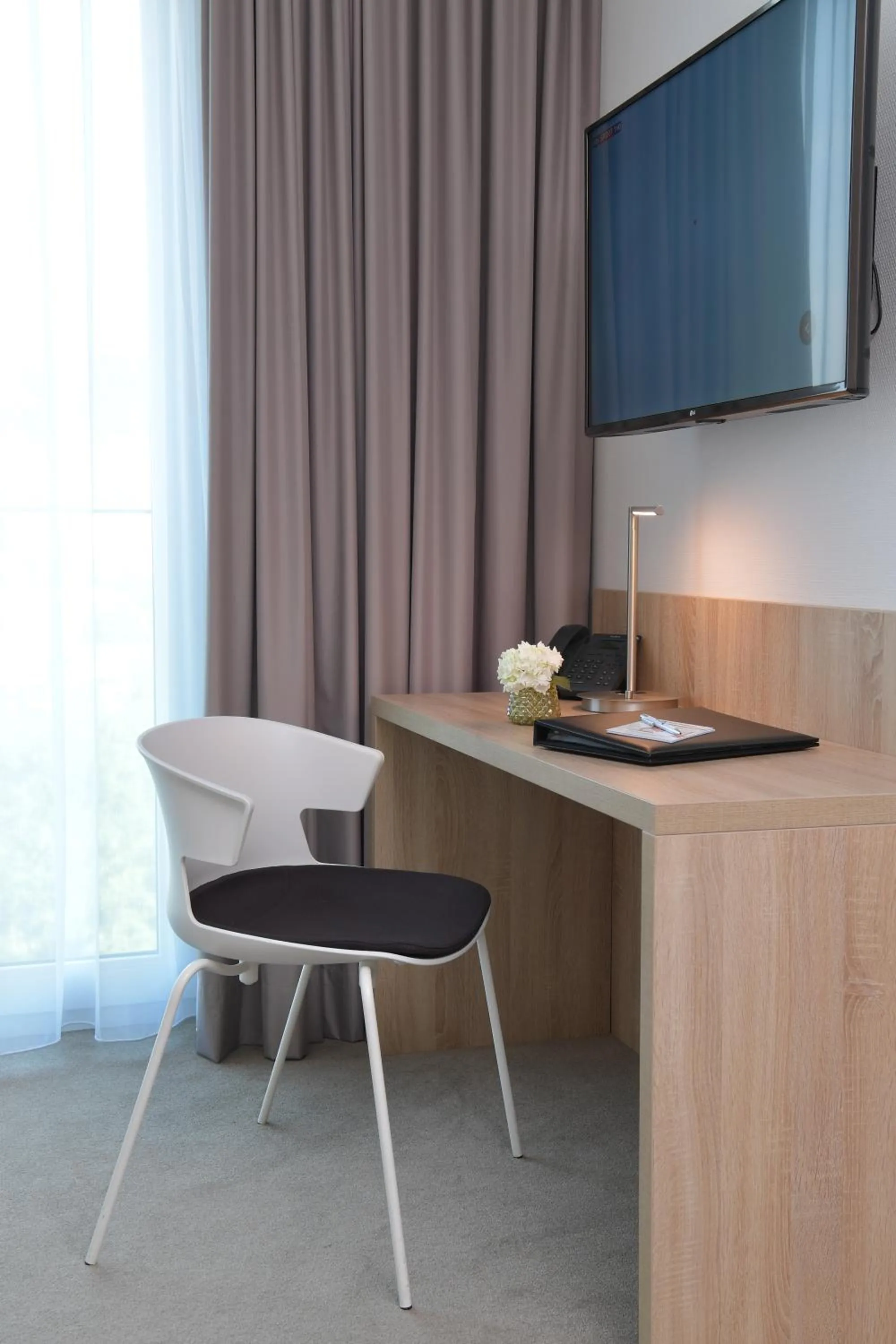 TV and multimedia in Best Western Queens Hotel Pforzheim-Niefern