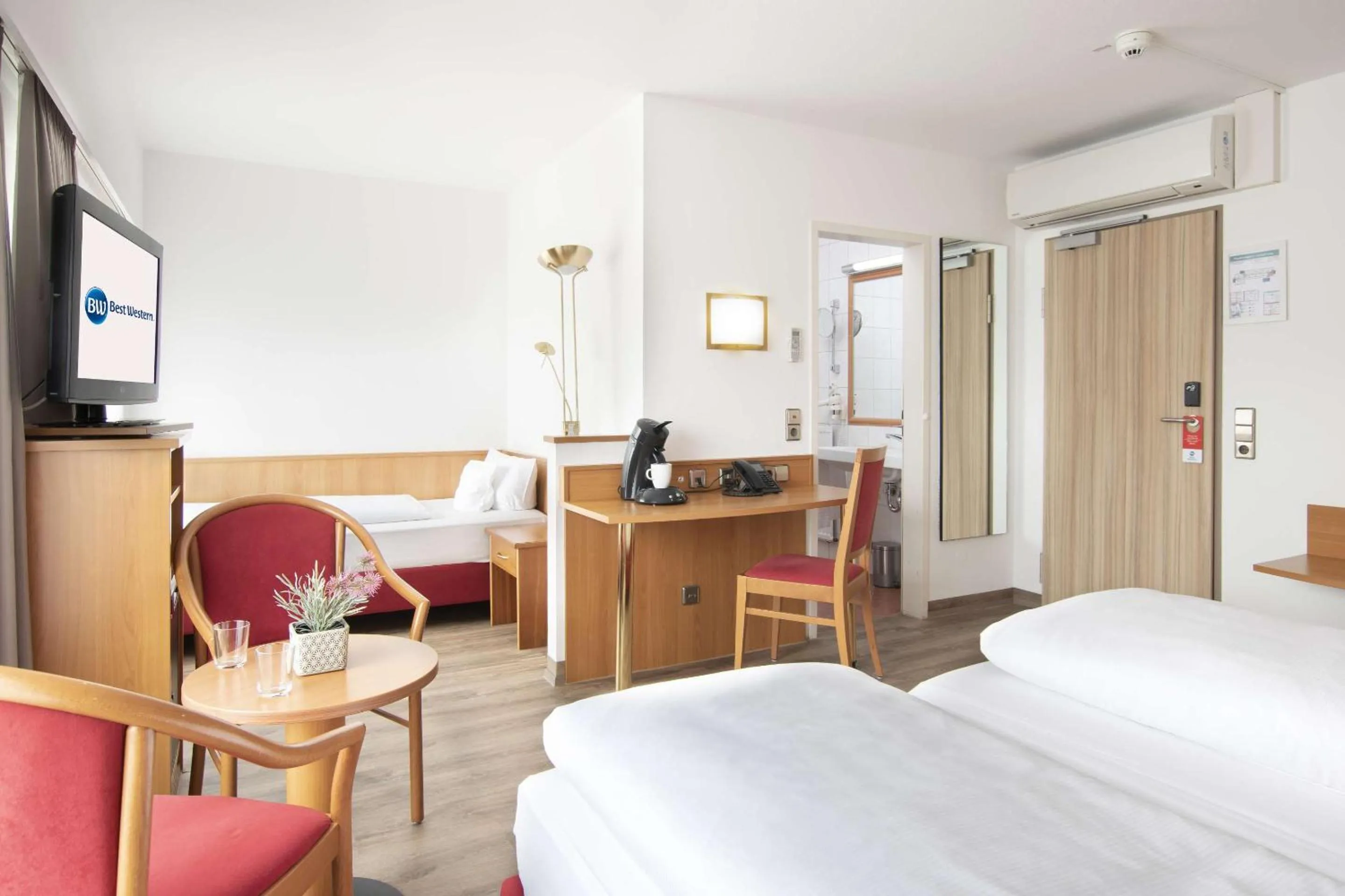 Photo of the whole room, Bed in Best Western Queens Hotel Pforzheim-Niefern