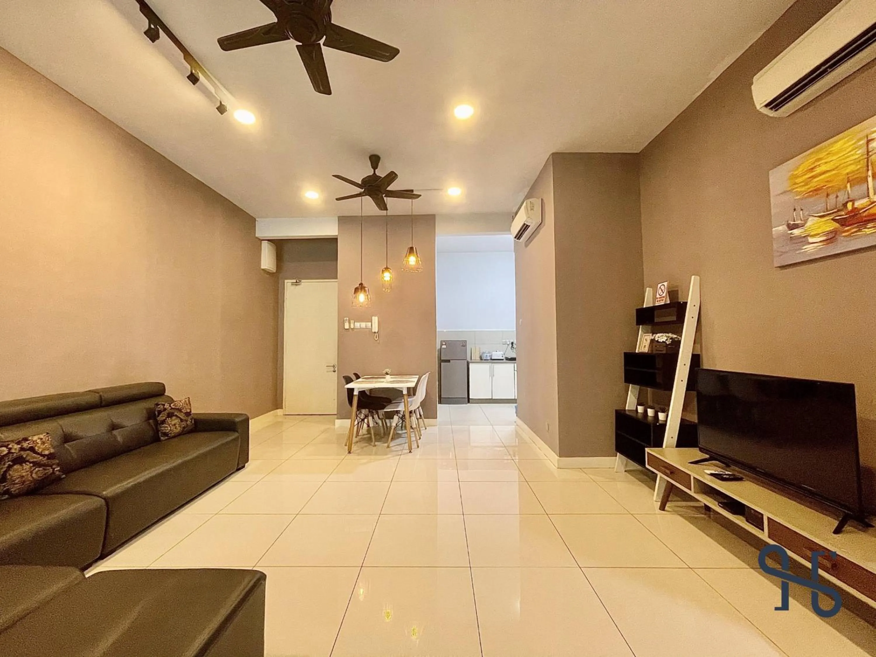 Communal lounge/ TV room in Homesuite' Home at The Loft