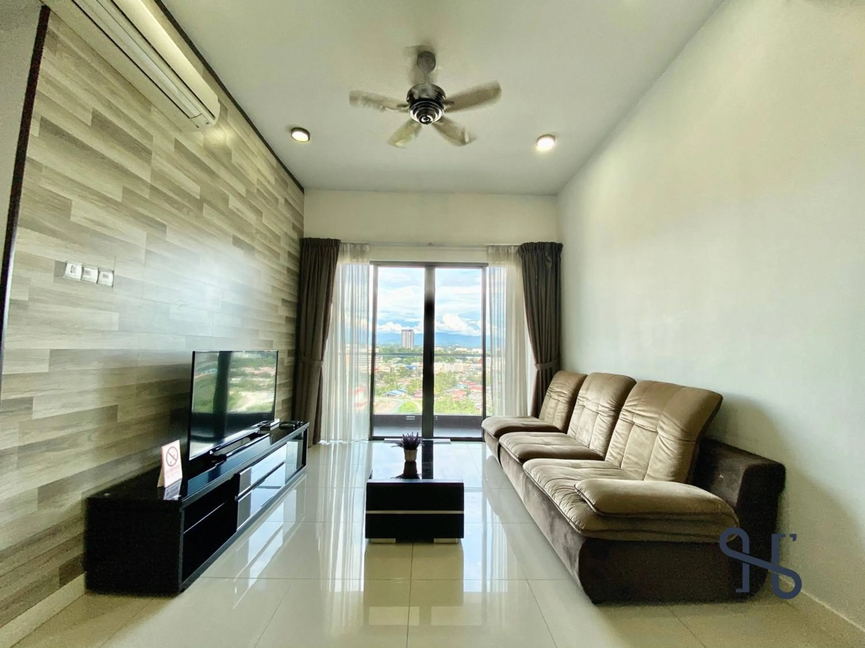 Communal lounge/ TV room in Homesuite' Home at The Loft