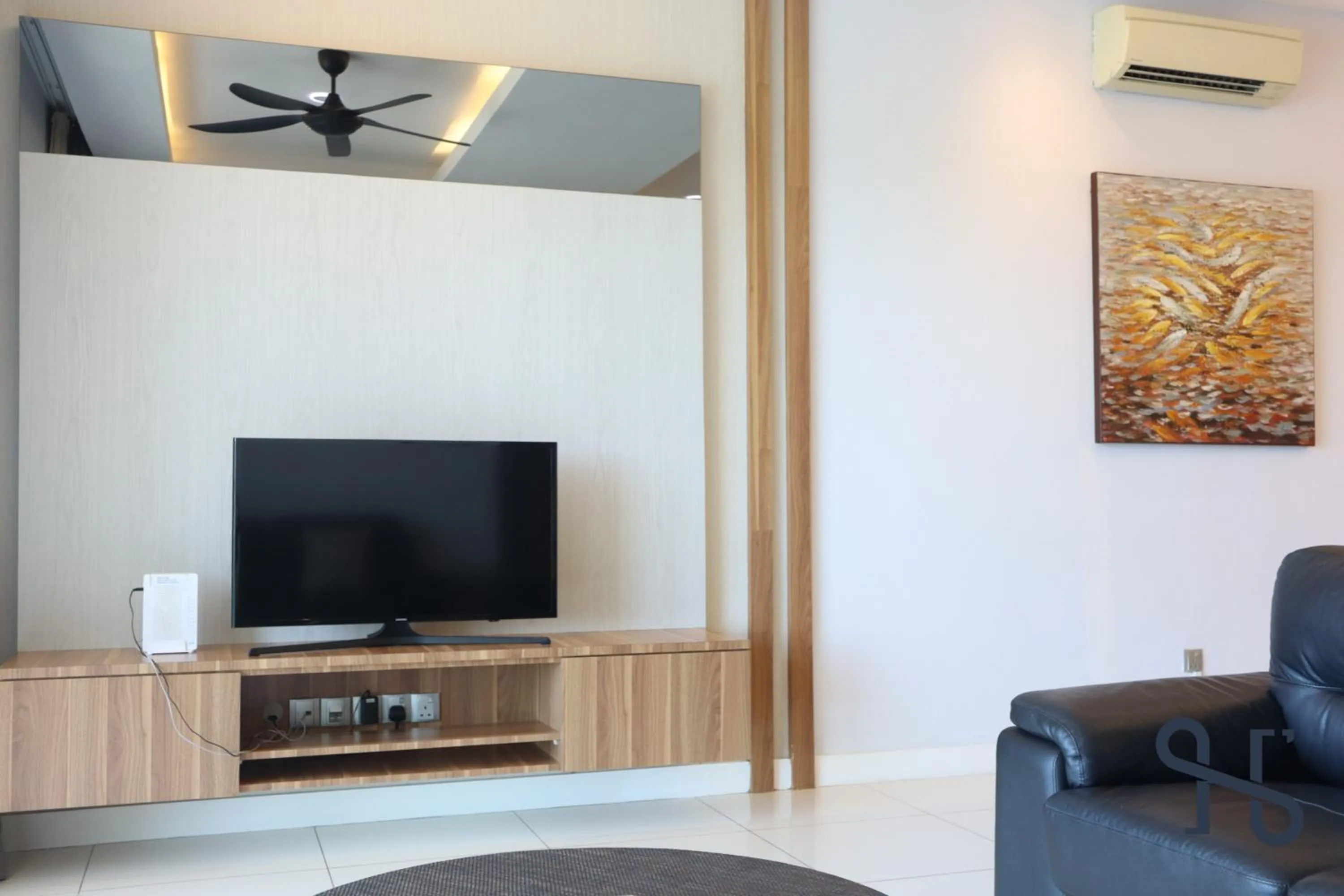 Communal lounge/ TV room in Homesuite' Home at The Loft