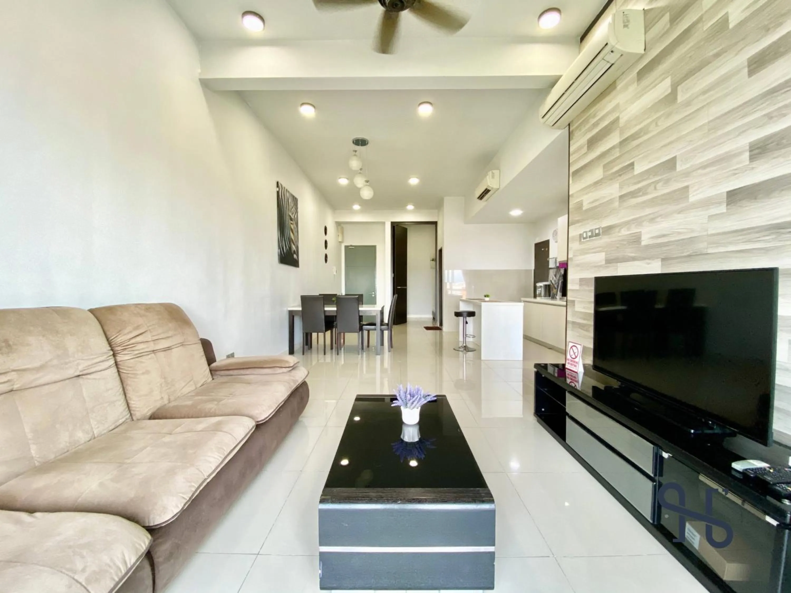 Communal lounge/ TV room in Homesuite' Home at The Loft