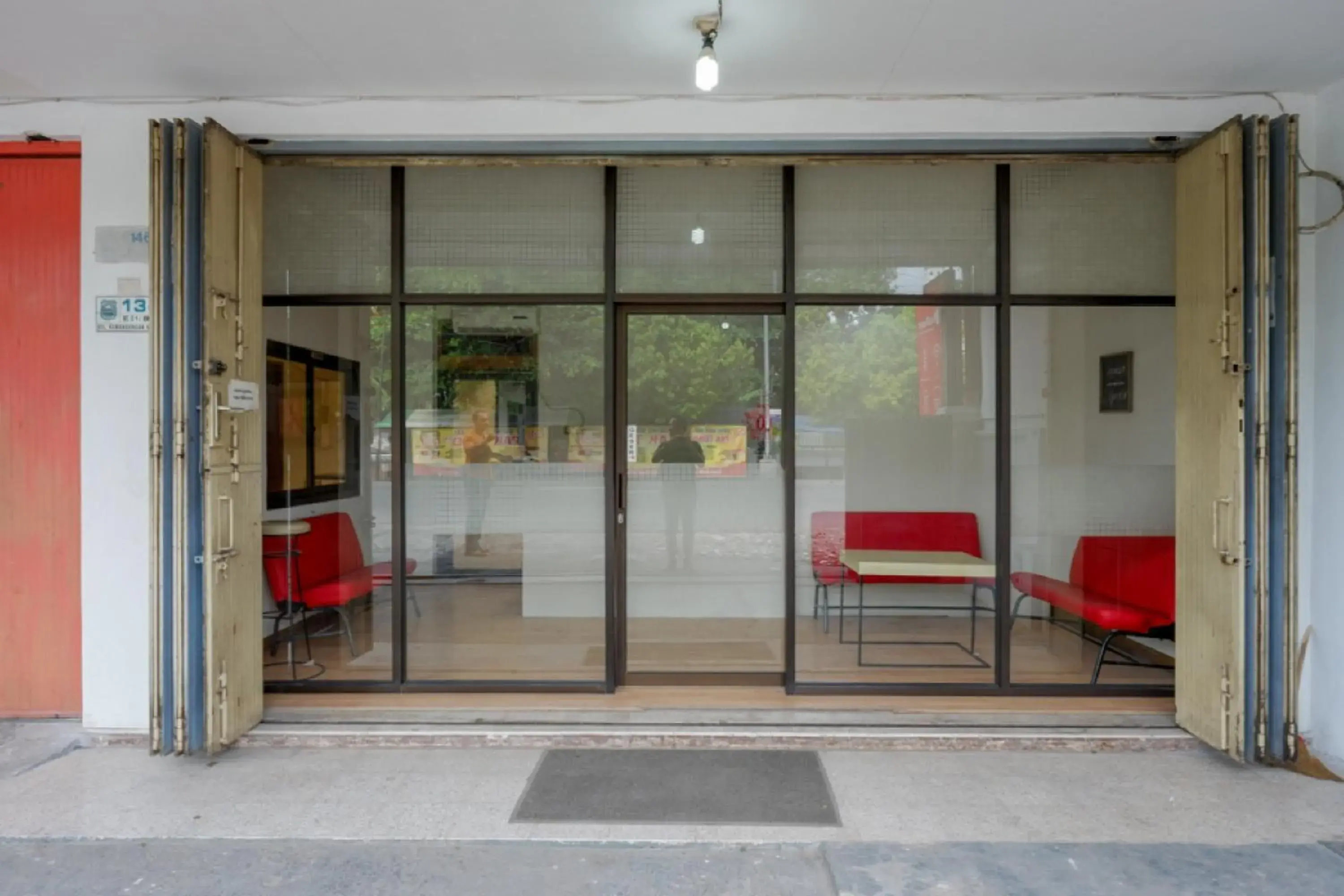 Facade/entrance in RedDoorz near Pacific Mall Tegal 2 Facade/entrance in RedDoorz near Pacific Mall Tegal 2