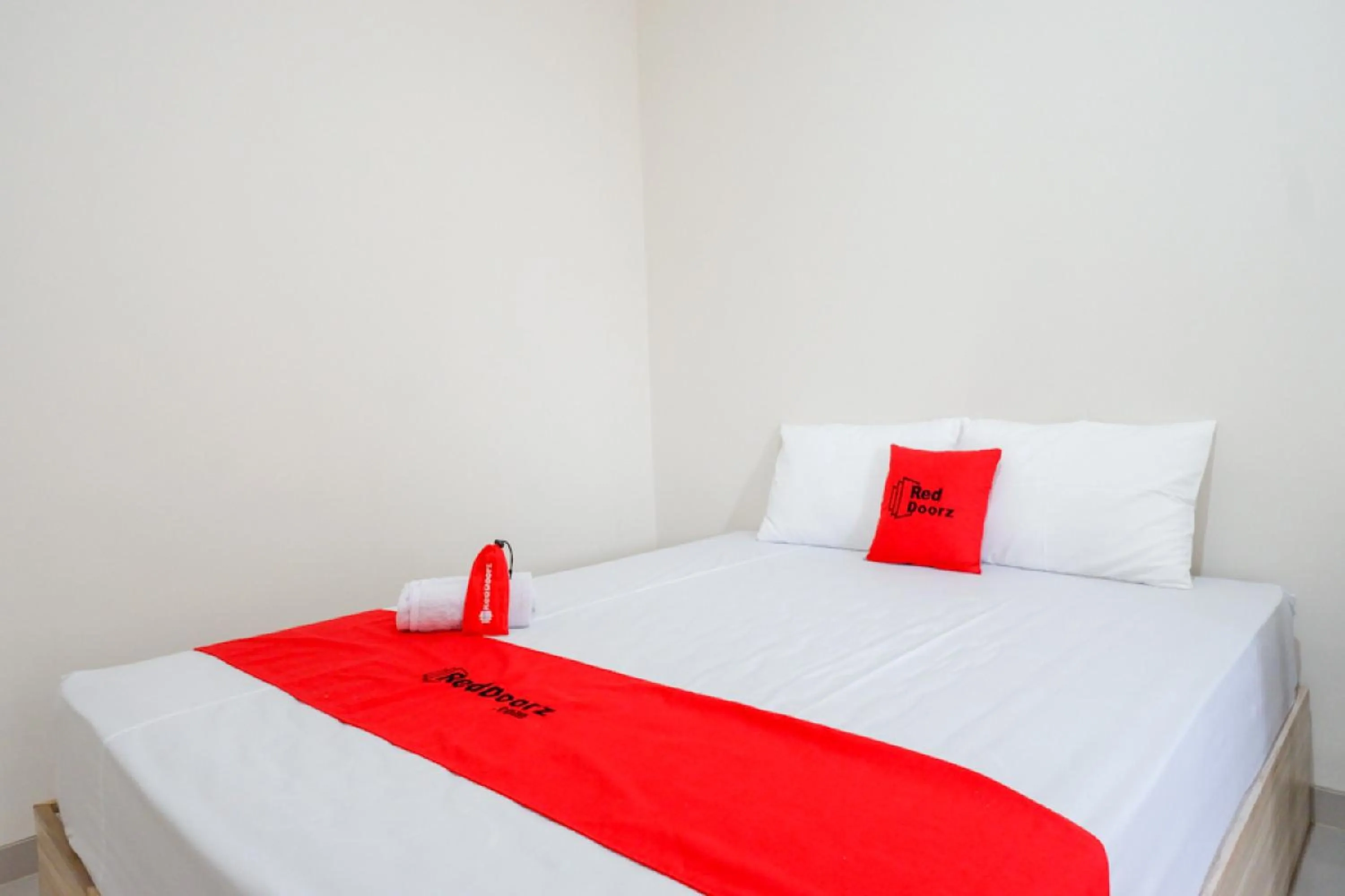 Bedroom, Bed in RedDoorz near Pacific Mall Tegal 2