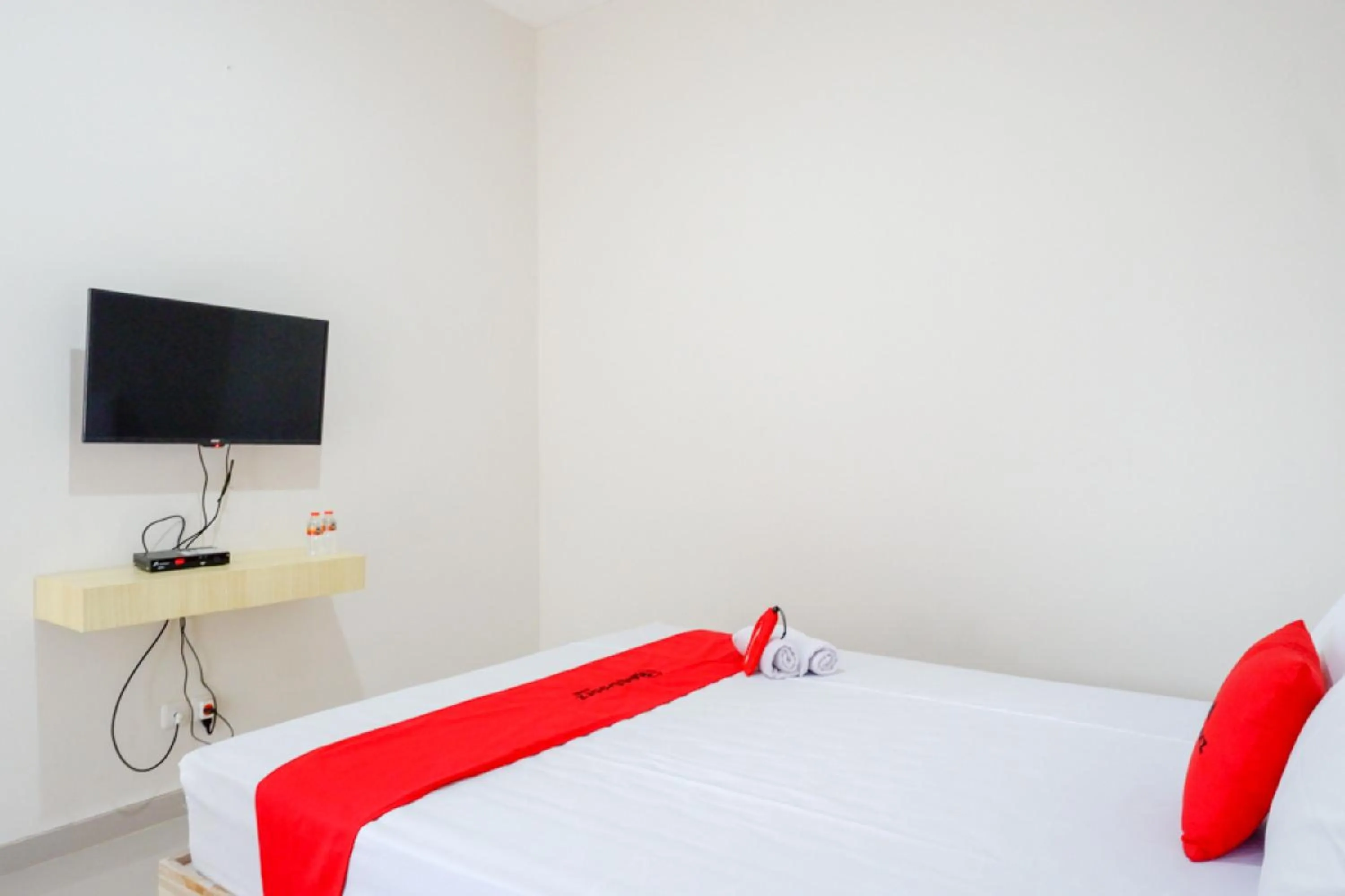 Bedroom, Bed in RedDoorz near Pacific Mall Tegal 2