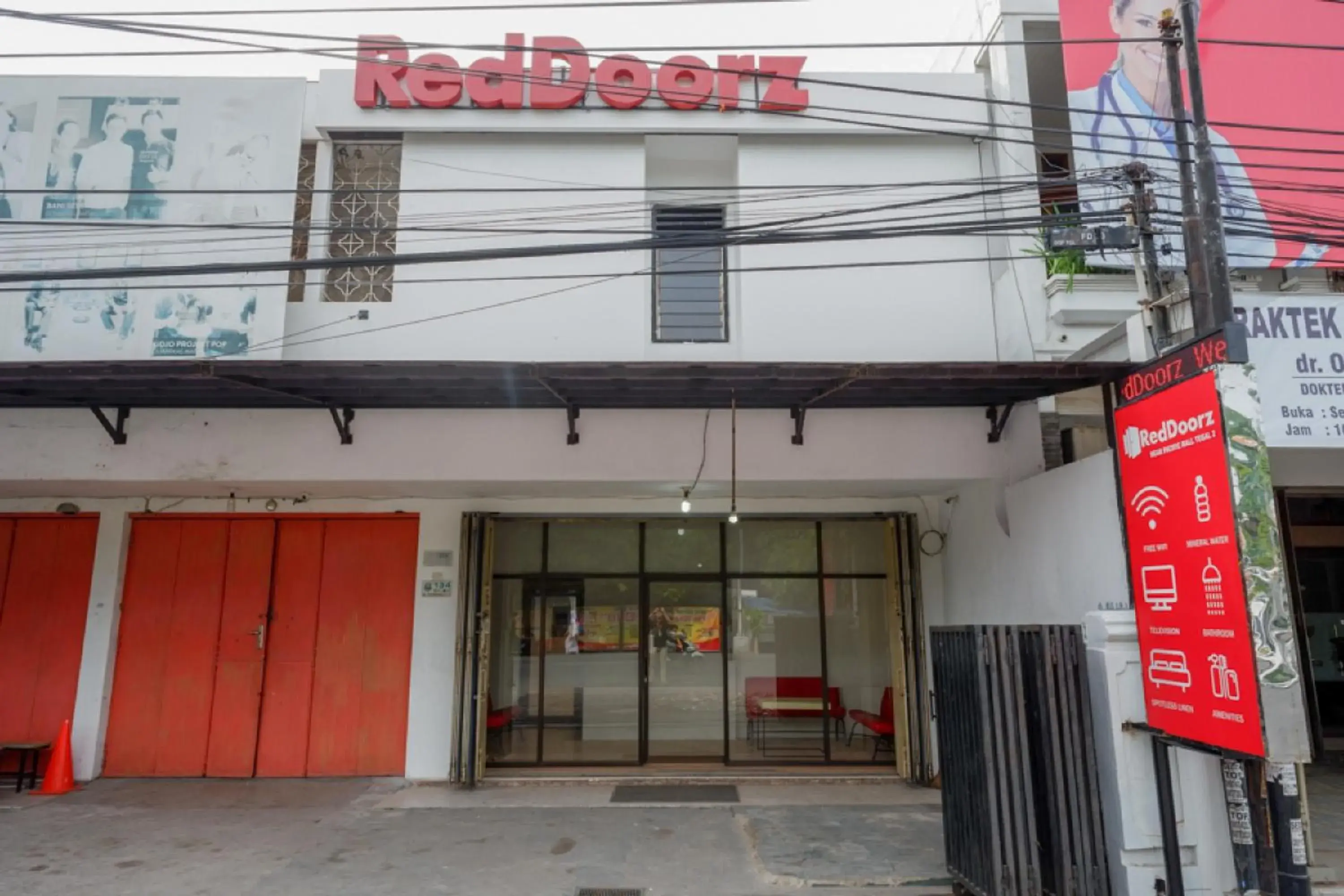Facade/entrance in RedDoorz near Pacific Mall Tegal 2 Facade/entrance in RedDoorz near Pacific Mall Tegal 2