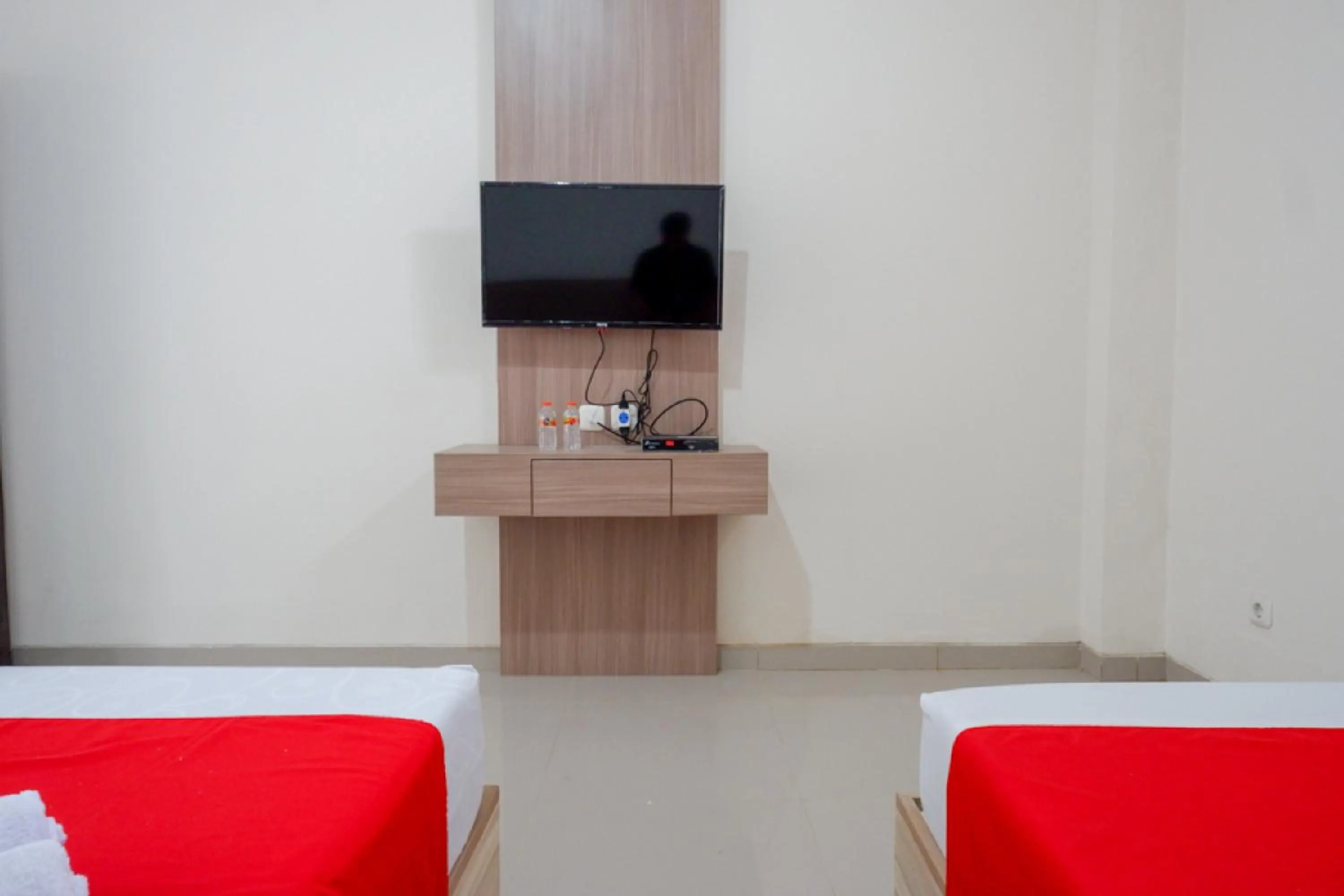 TV and multimedia in RedDoorz near Pacific Mall Tegal 2