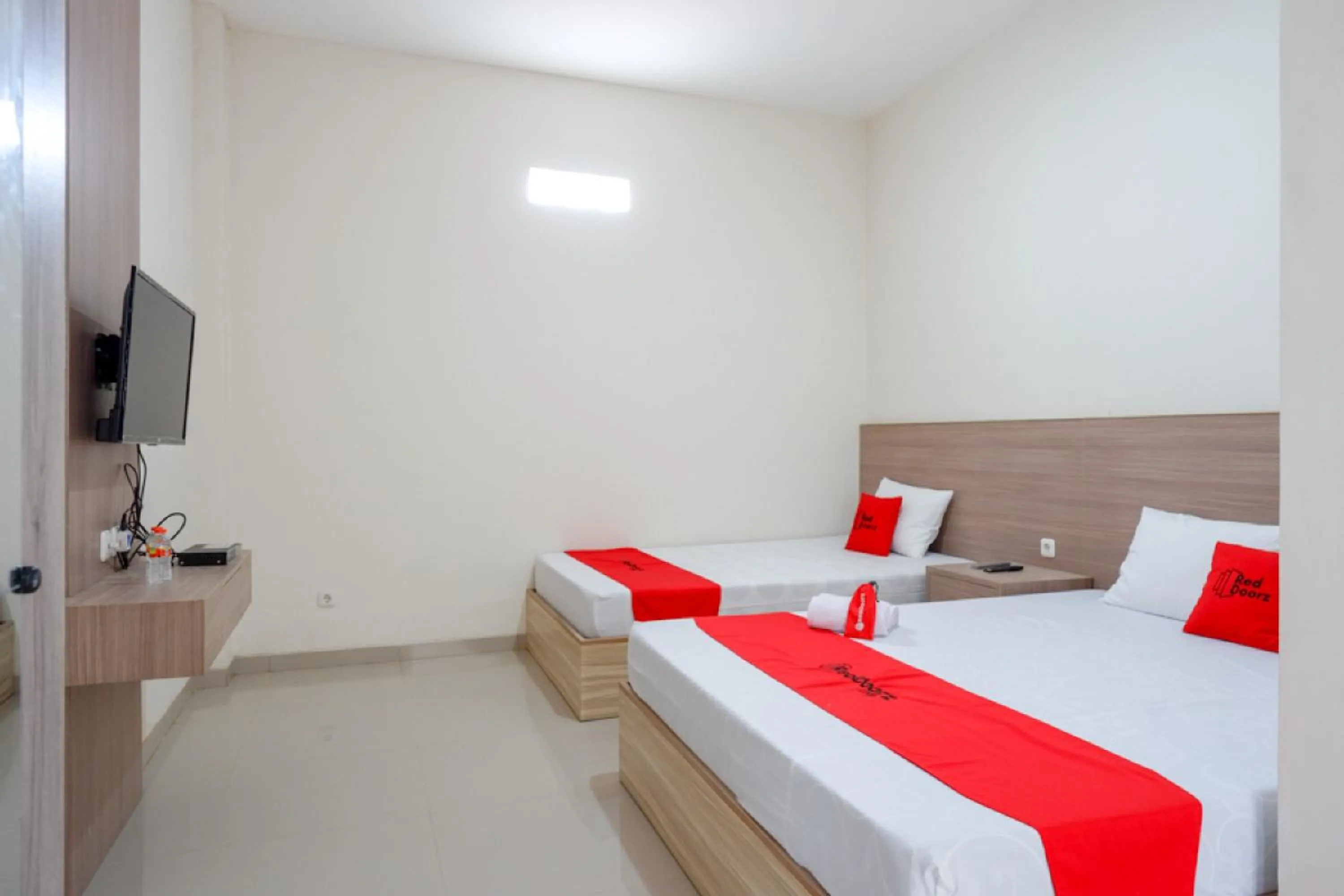 Bed in RedDoorz near Pacific Mall Tegal 2