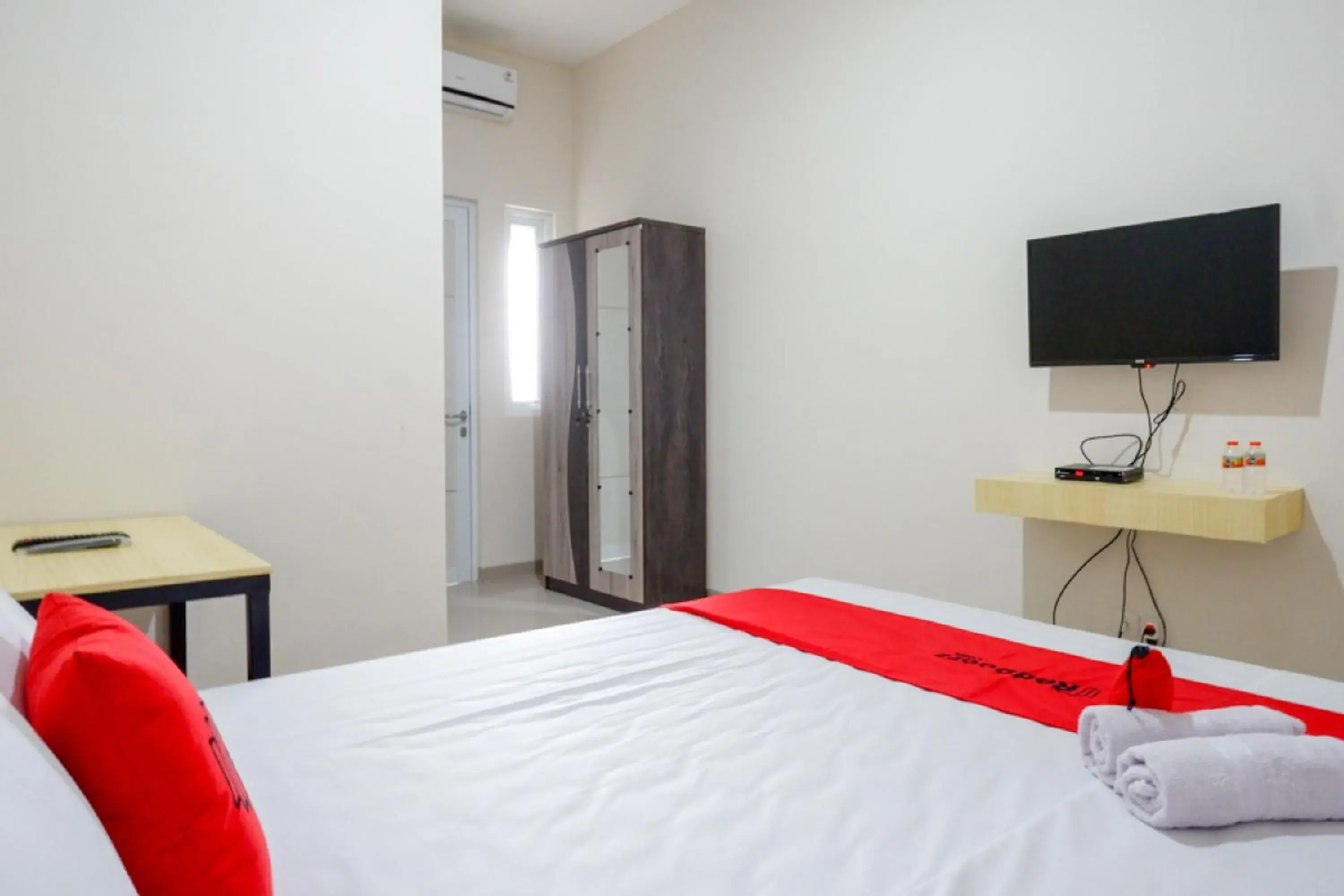 TV and multimedia, Bed in RedDoorz near Pacific Mall Tegal 2 TV and multimedia, Bed in RedDoorz near Pacific Mall Tegal 2