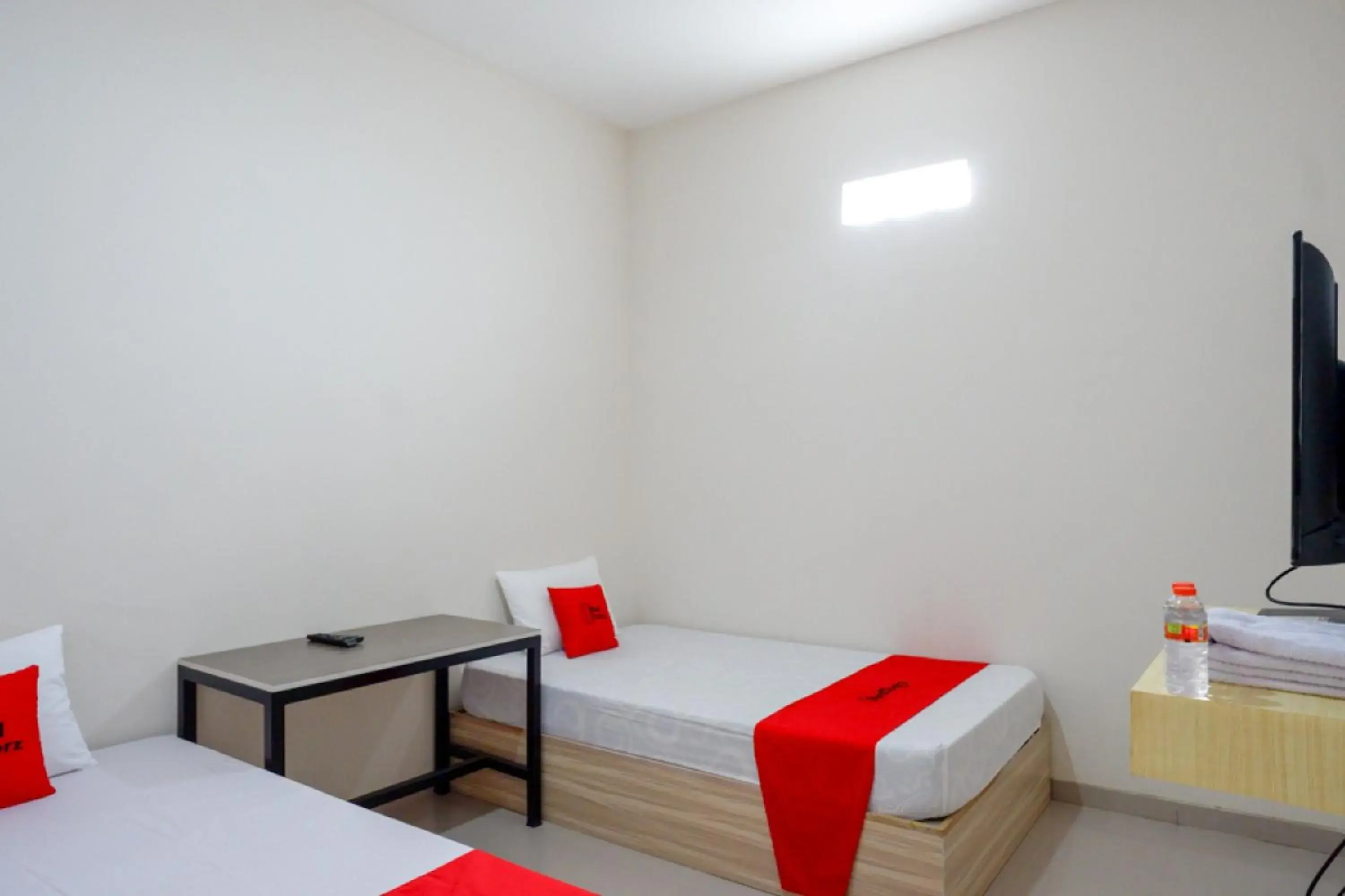 Standard Twin Room in RedDoorz near Pacific Mall Tegal 2 Standard Twin Room in RedDoorz near Pacific Mall Tegal 2