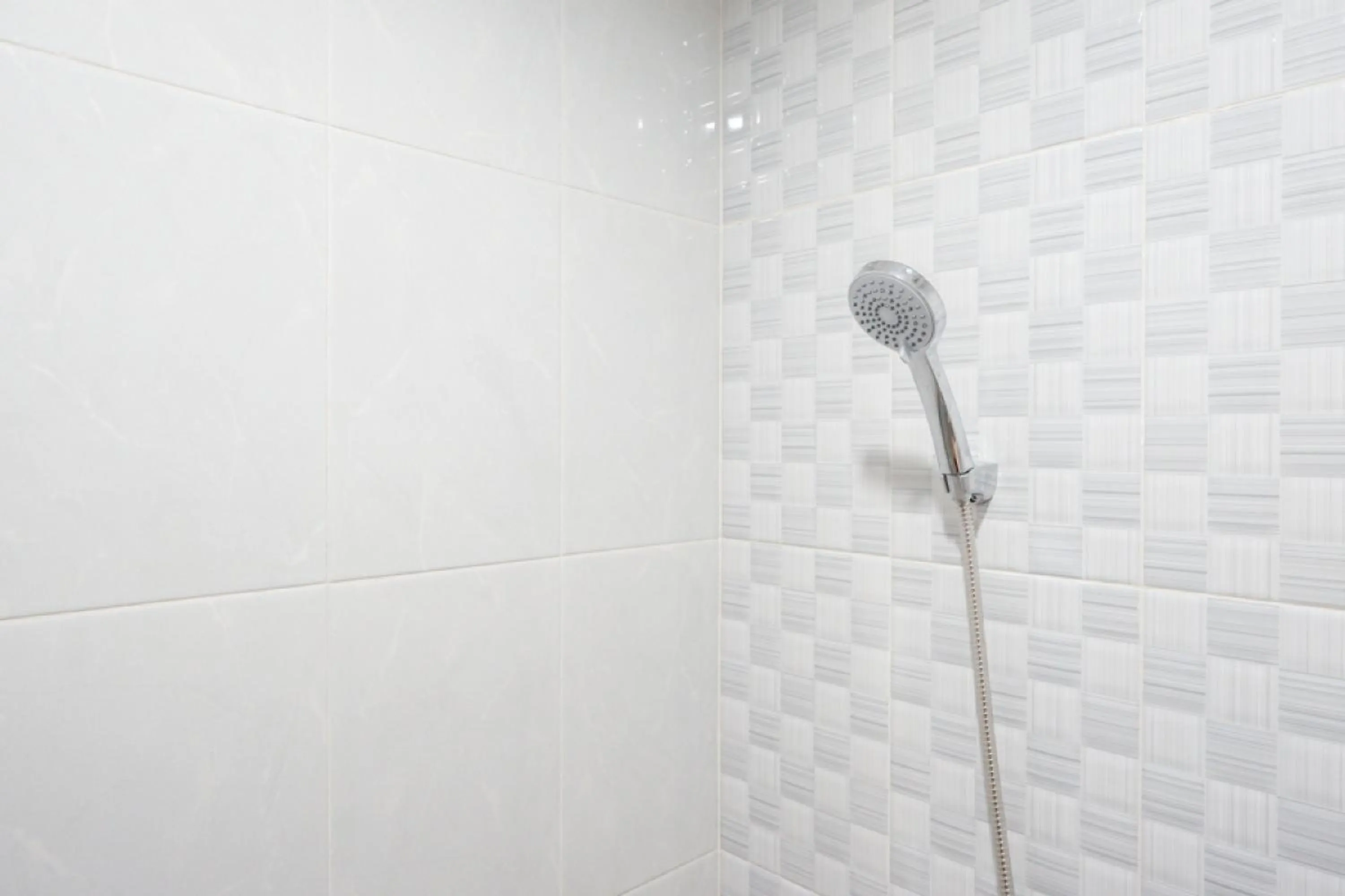 Bathroom in RedDoorz near Pacific Mall Tegal 2