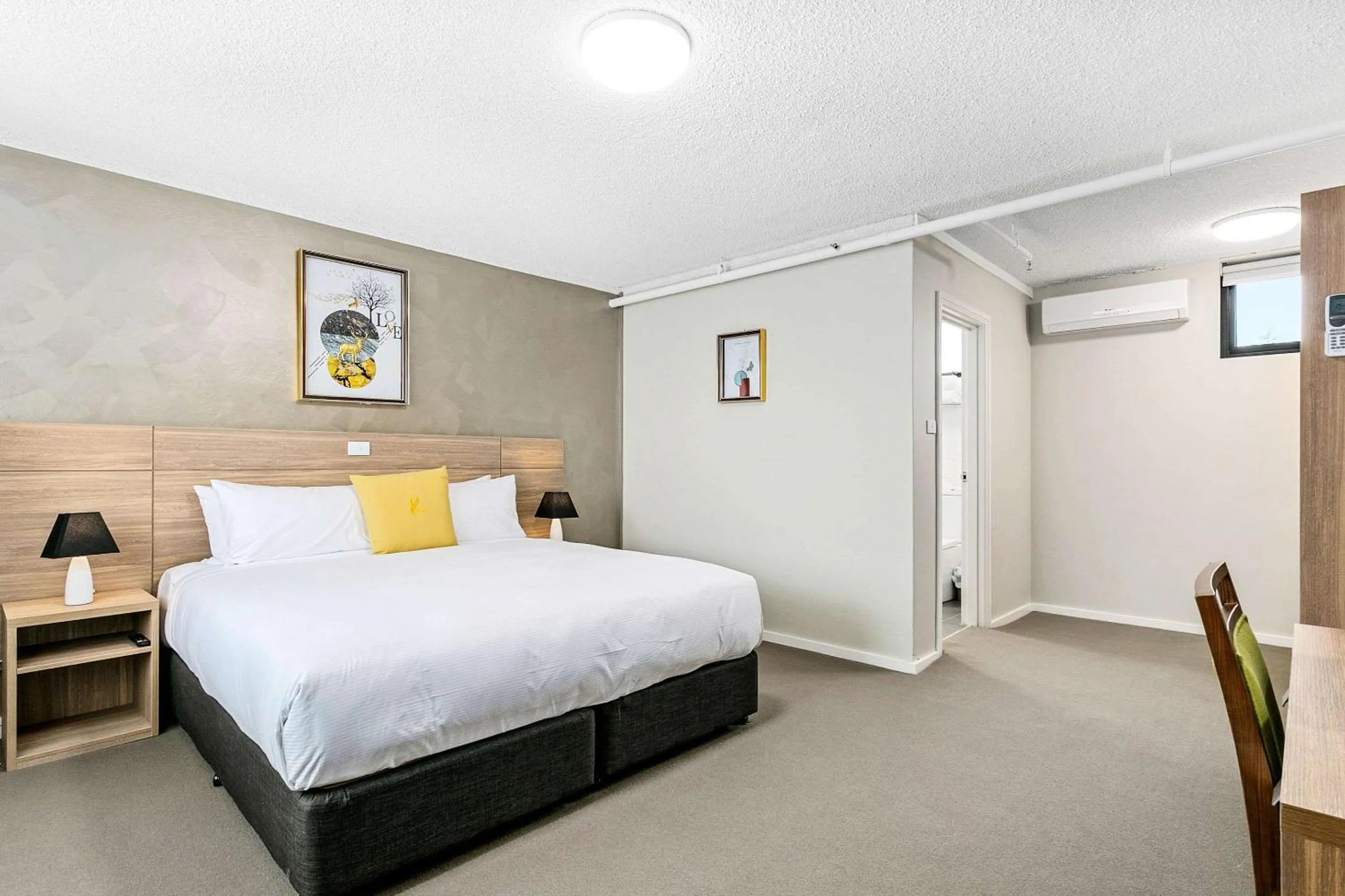 Bedroom, Bed in Quality Inn Sunshine Haberfield