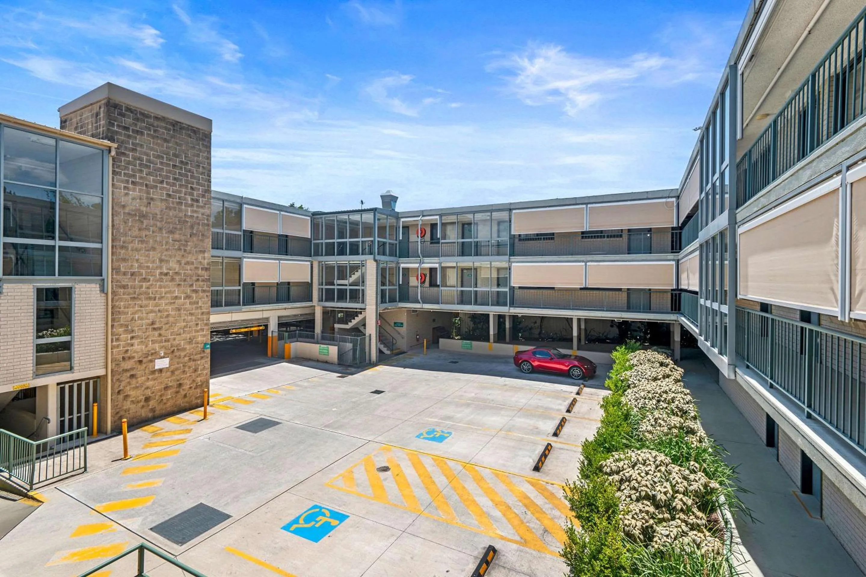 Property building in Quality Inn Sunshine Haberfield