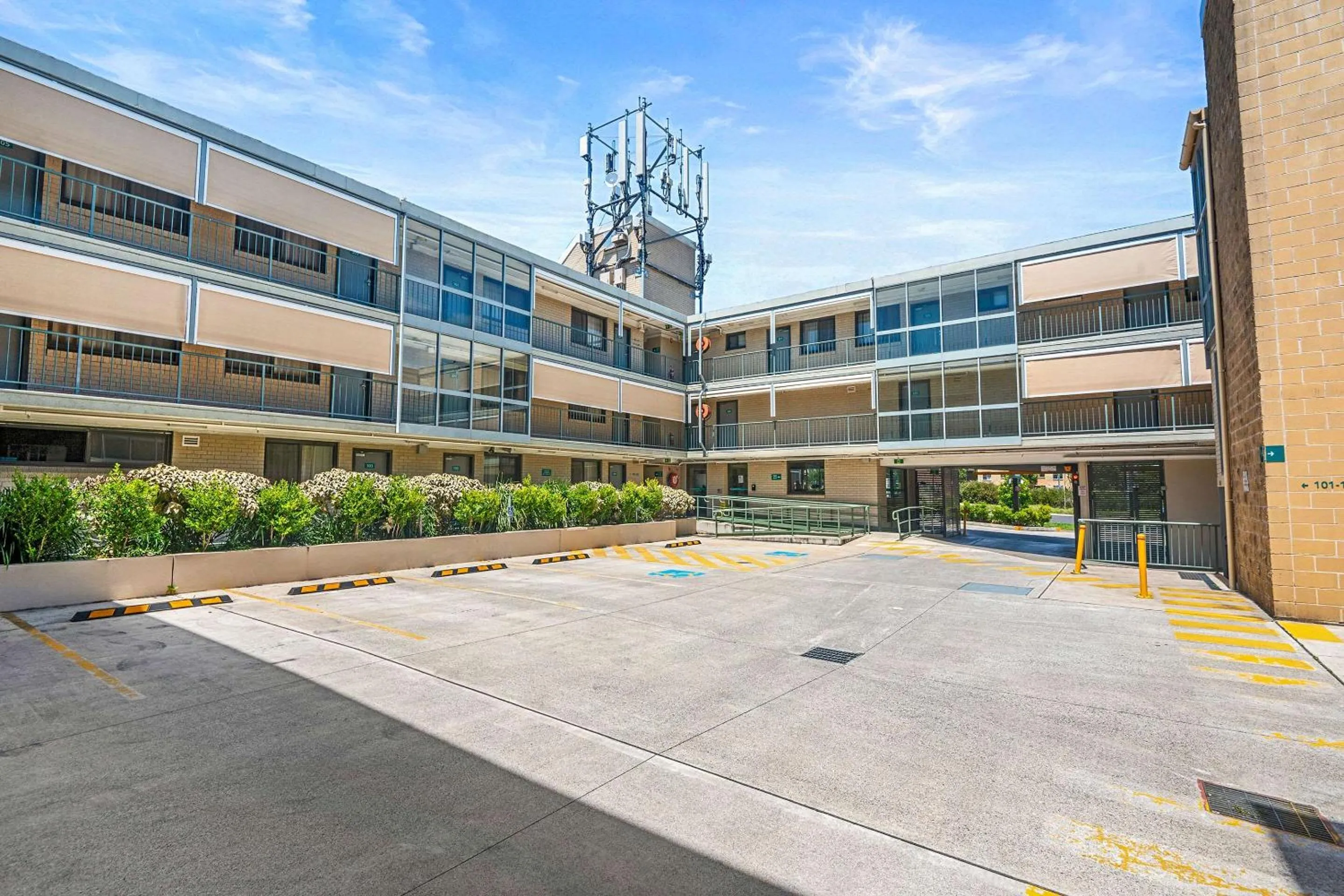 Property building in Quality Inn Sunshine Haberfield