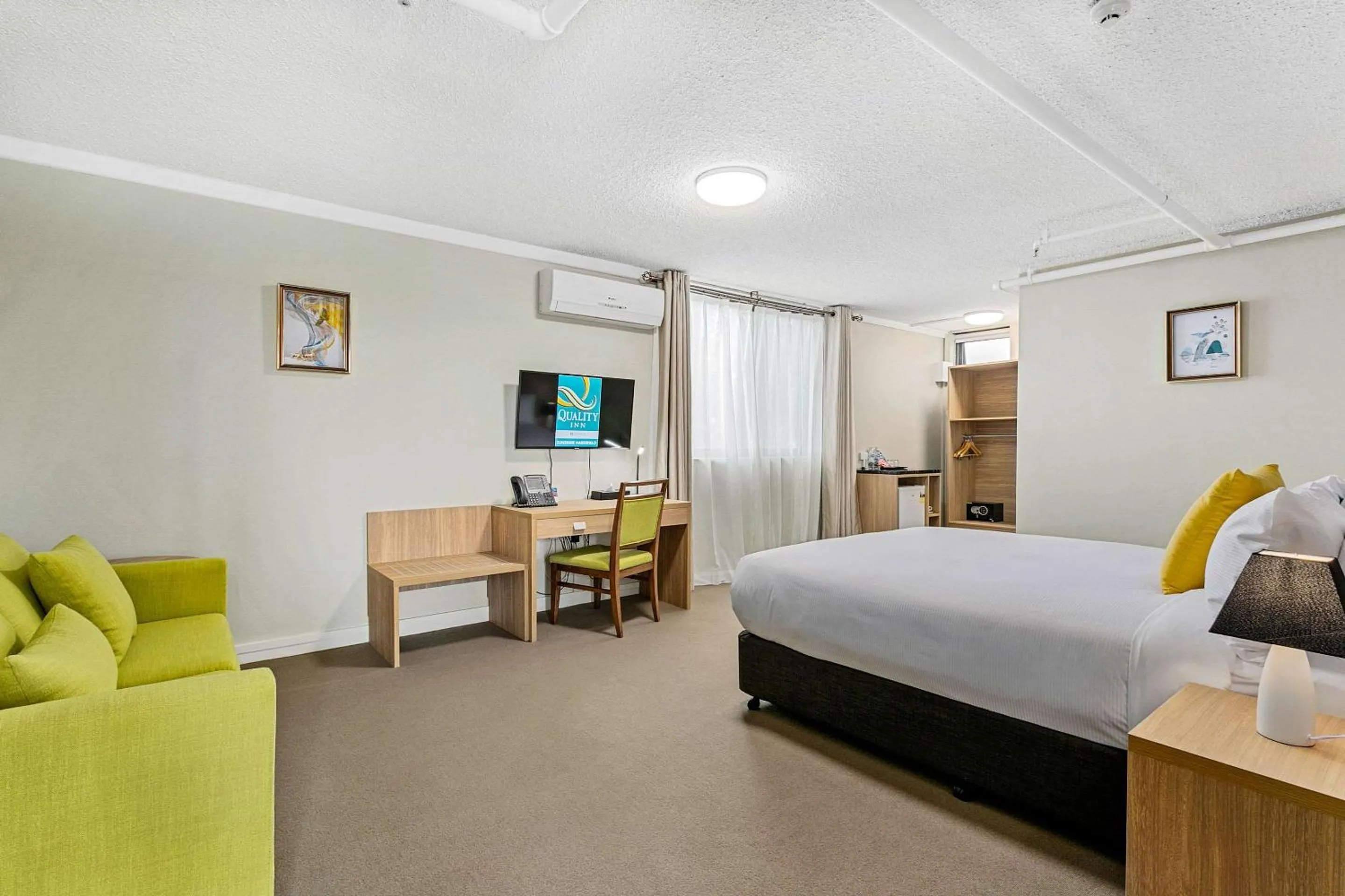 Bedroom, Bed in Quality Inn Sunshine Haberfield