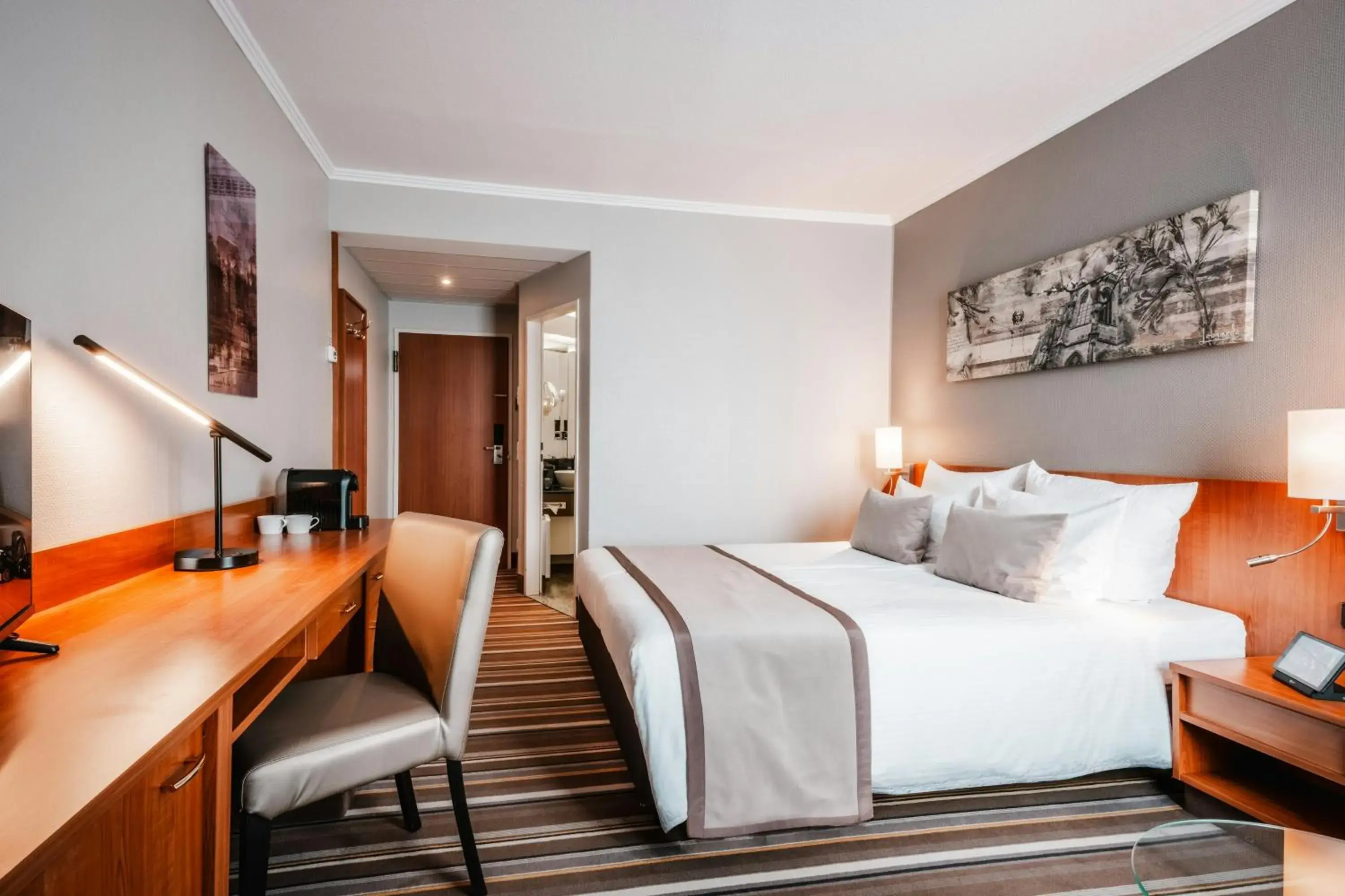 Photo of the whole room, Bed in Leonardo Hotel Aachen Photo of the whole room, Bed in Leonardo Hotel Aachen