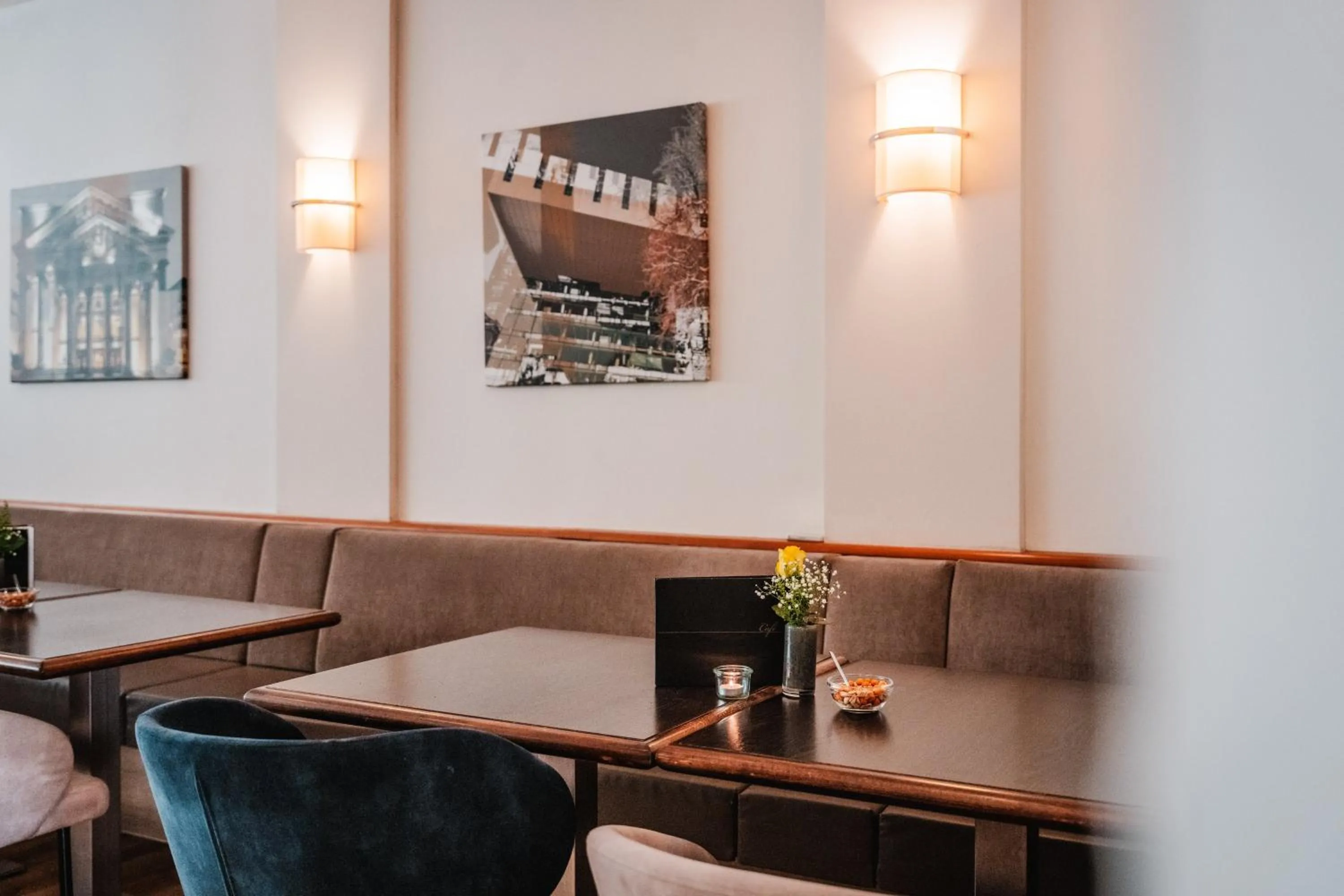 Lounge or bar in Leonardo Hotel Aachen