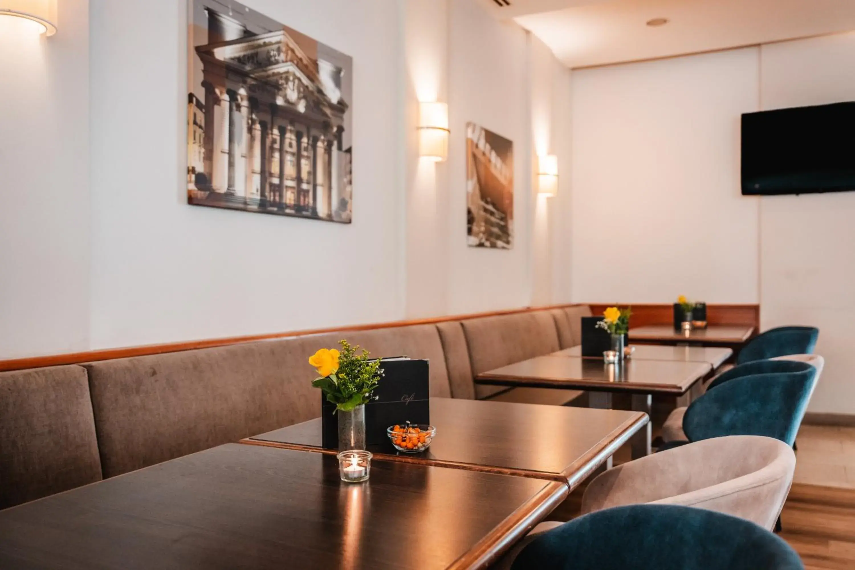 Lounge or bar in Leonardo Hotel Aachen Lounge or bar in Leonardo Hotel Aachen