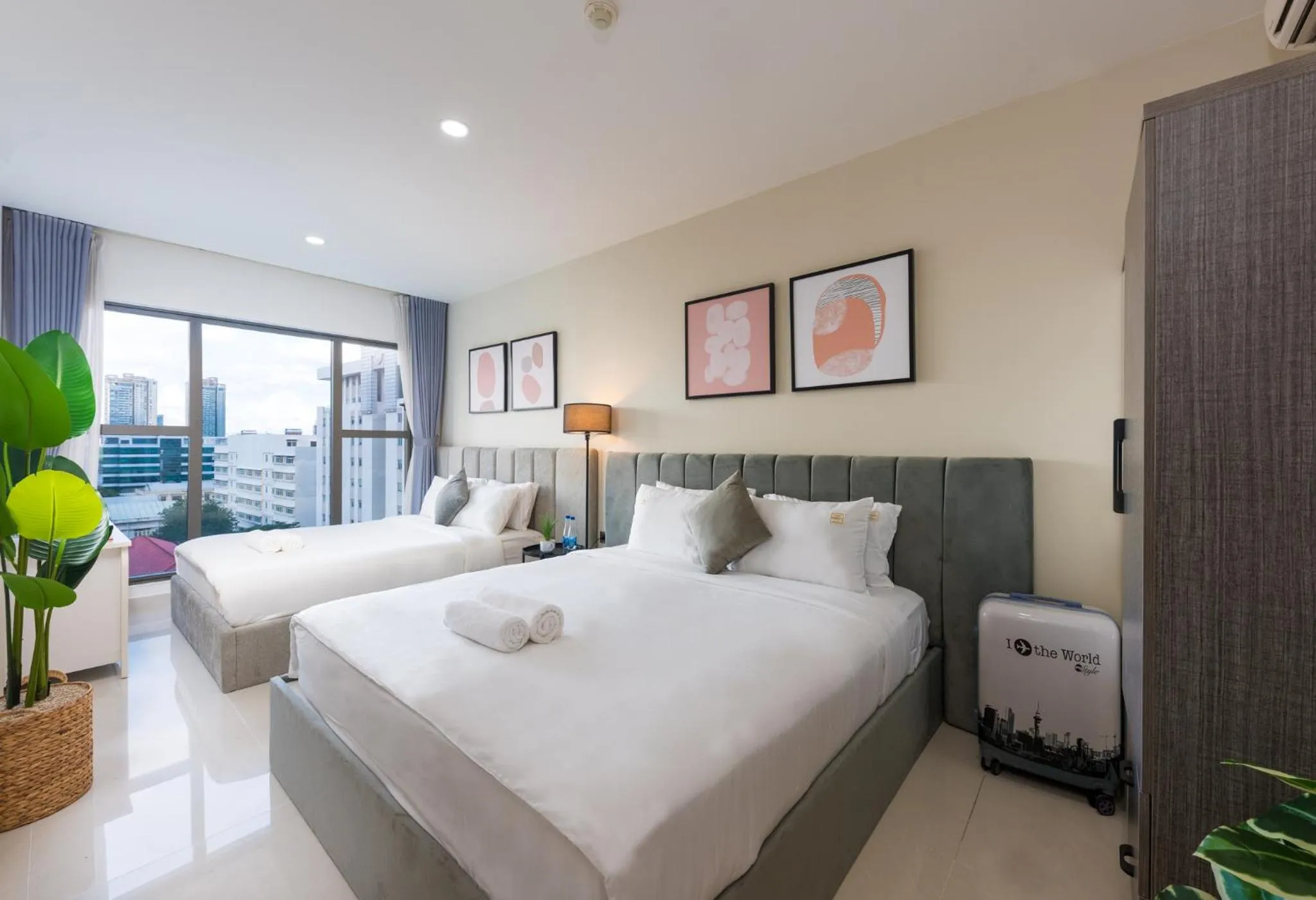 View (from property/room), Bed in S Lux Apartment